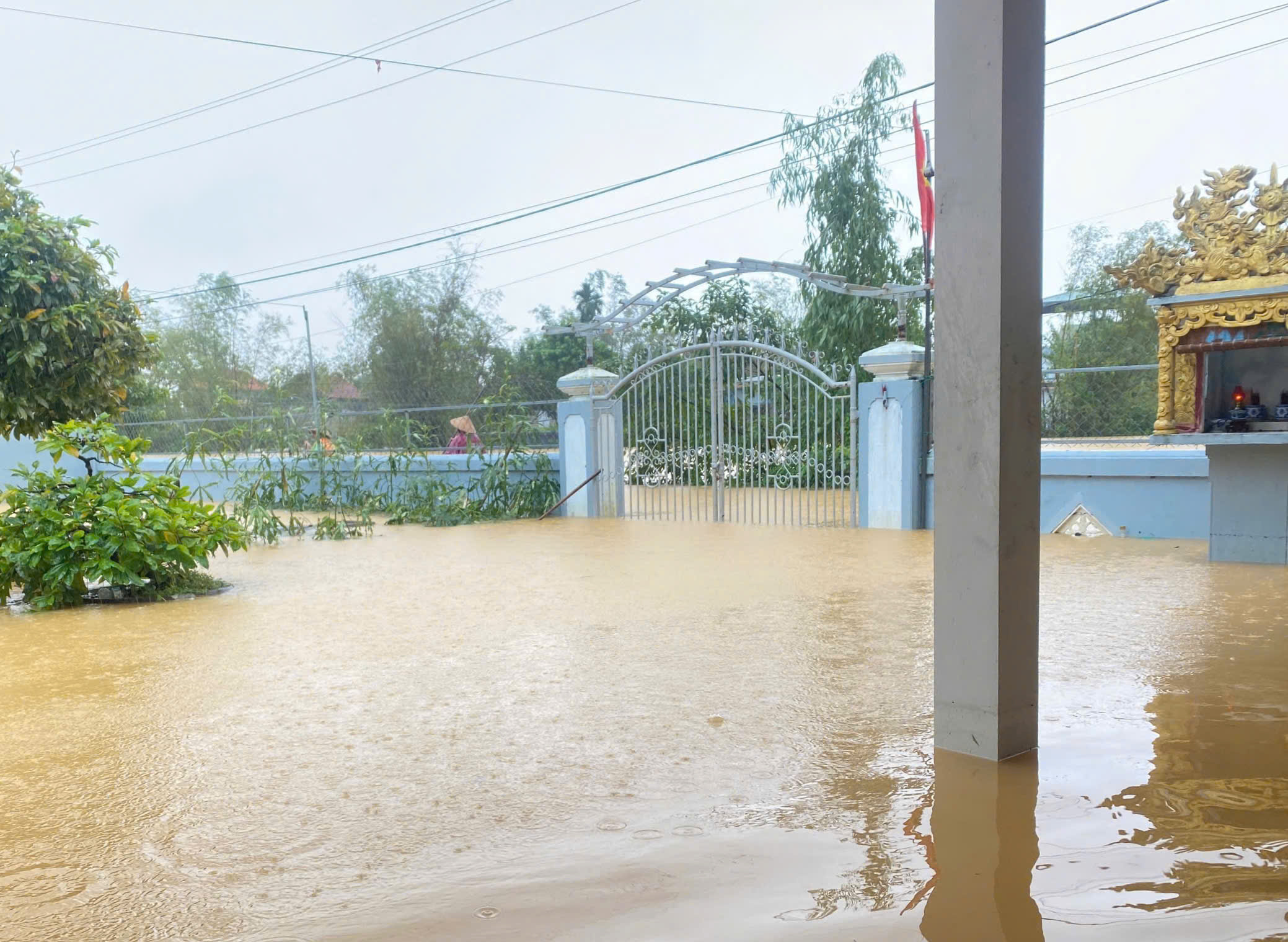 TP.Huế: Nội đô lũ đang rút dần, hạ du vẫn ngập sâu- Ảnh 6.