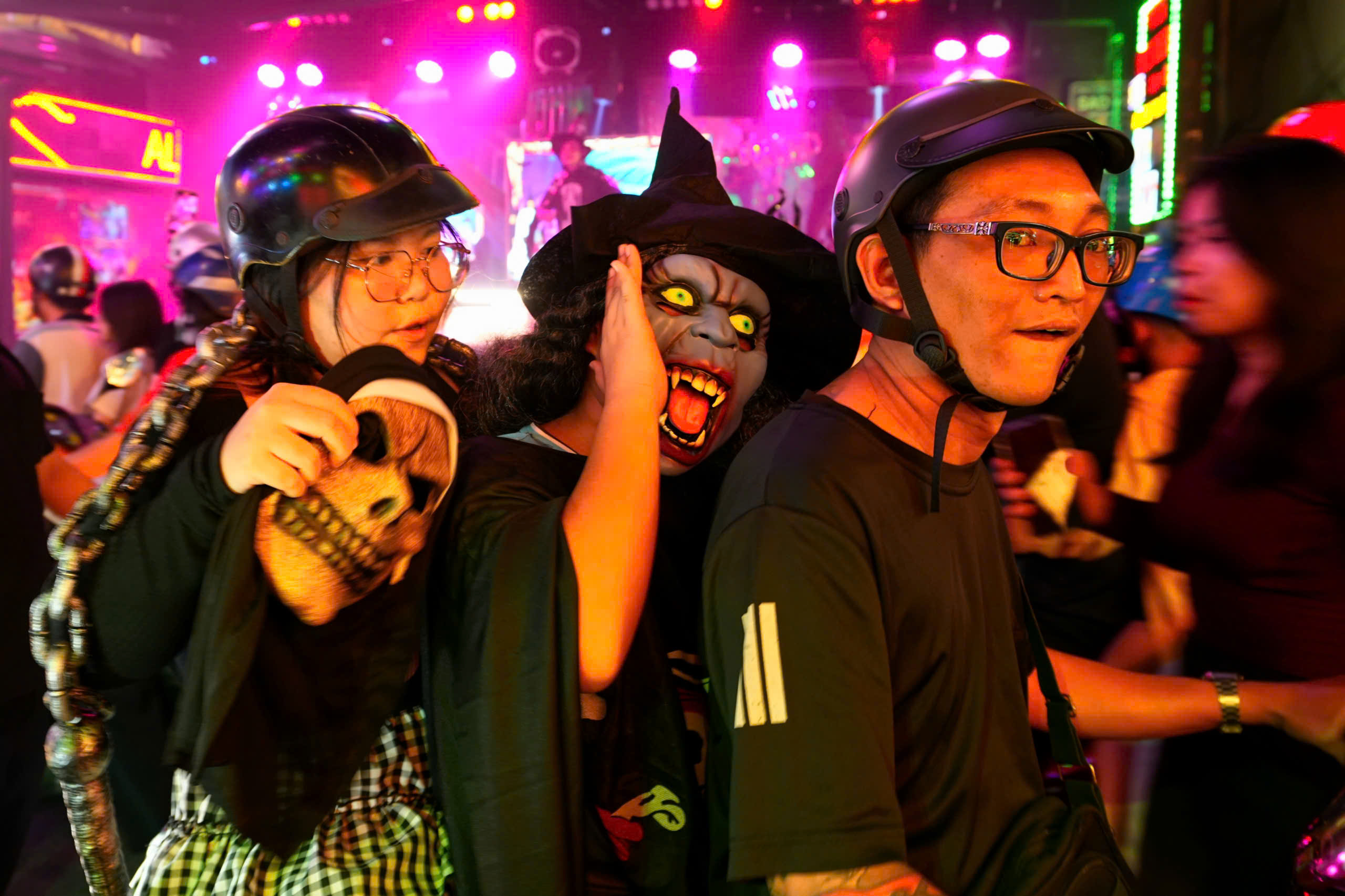 Phố Tây Bùi Viện ngập tràn sắc màu ma quái Halloween: Muôn kiểu hóa trang cực 'chất' - Ảnh 6.