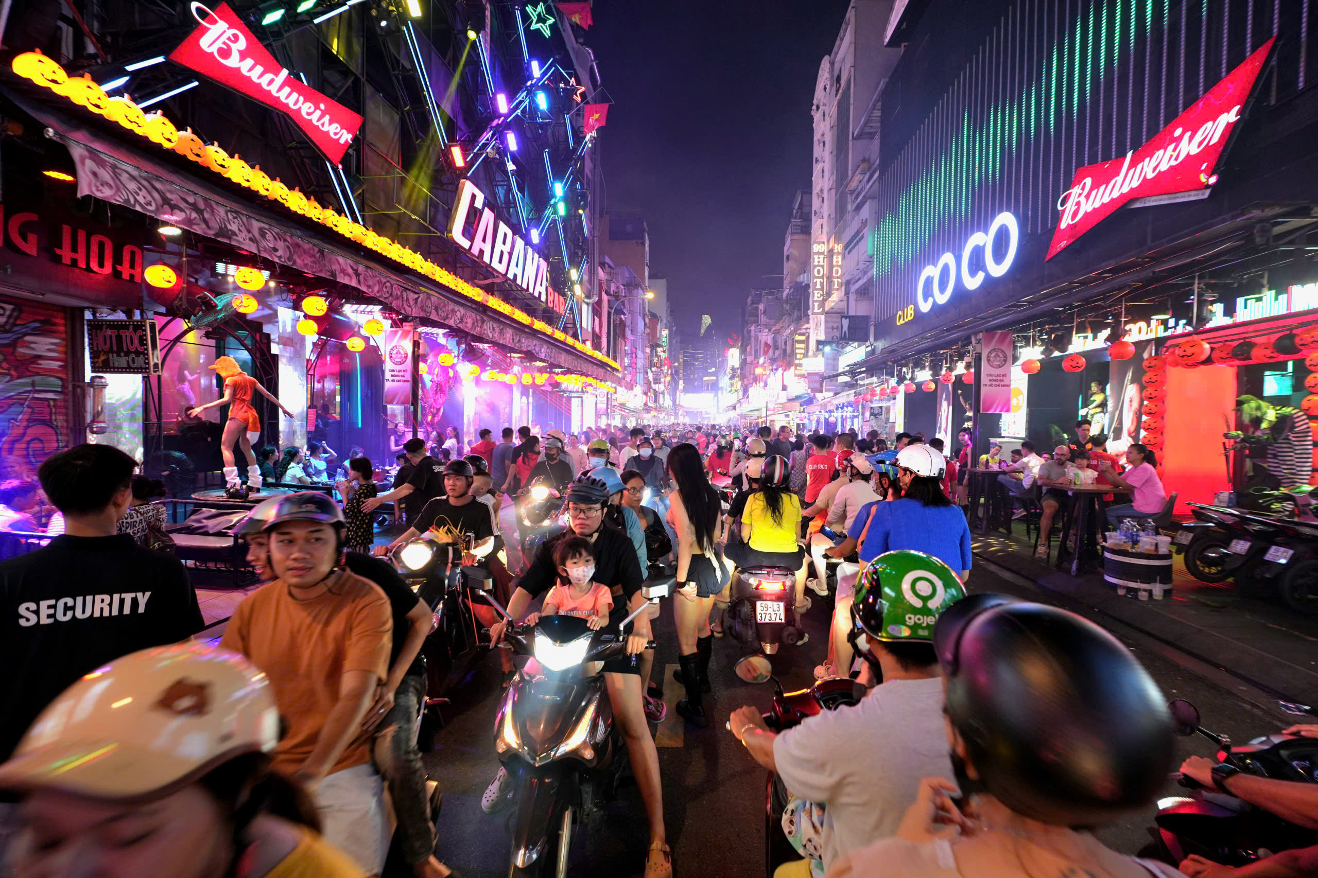 Phố Tây Bùi Viện ngập tràn sắc màu ma quái Halloween: Muôn kiểu hóa trang cực 'chất' - Ảnh 1.