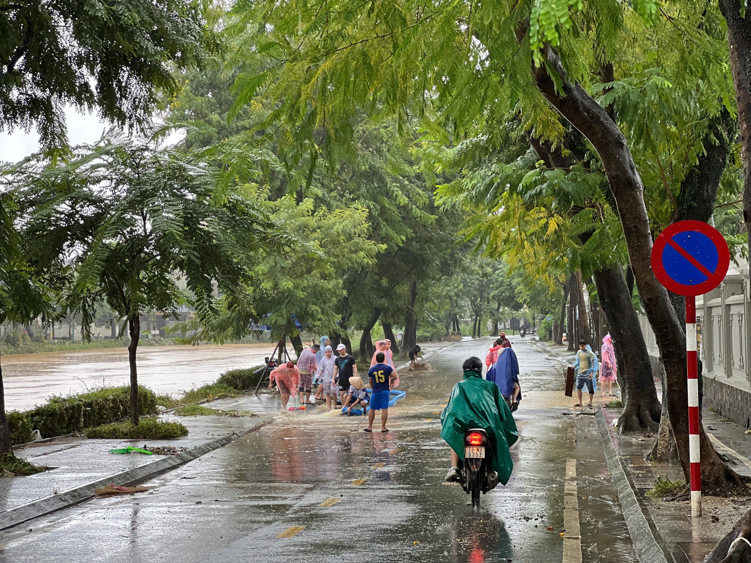 TP.Huế: Nội đô lũ đang rút dần, hạ du vẫn ngập sâu- Ảnh 3.