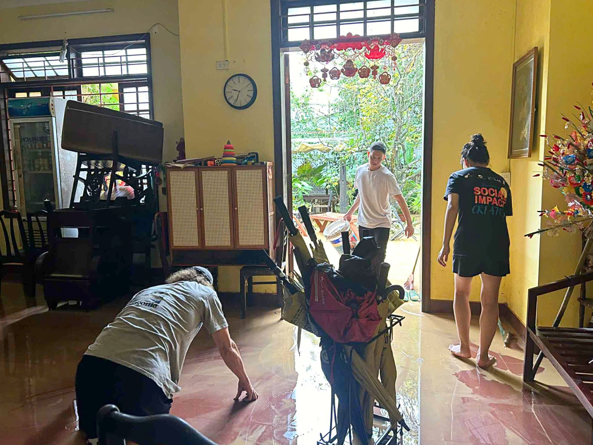 Trải nghiệm 'nhớ đời' của khách Tây giữa mưa lũ ở Huế: Đến sân bay bằng...đò - Ảnh 5.