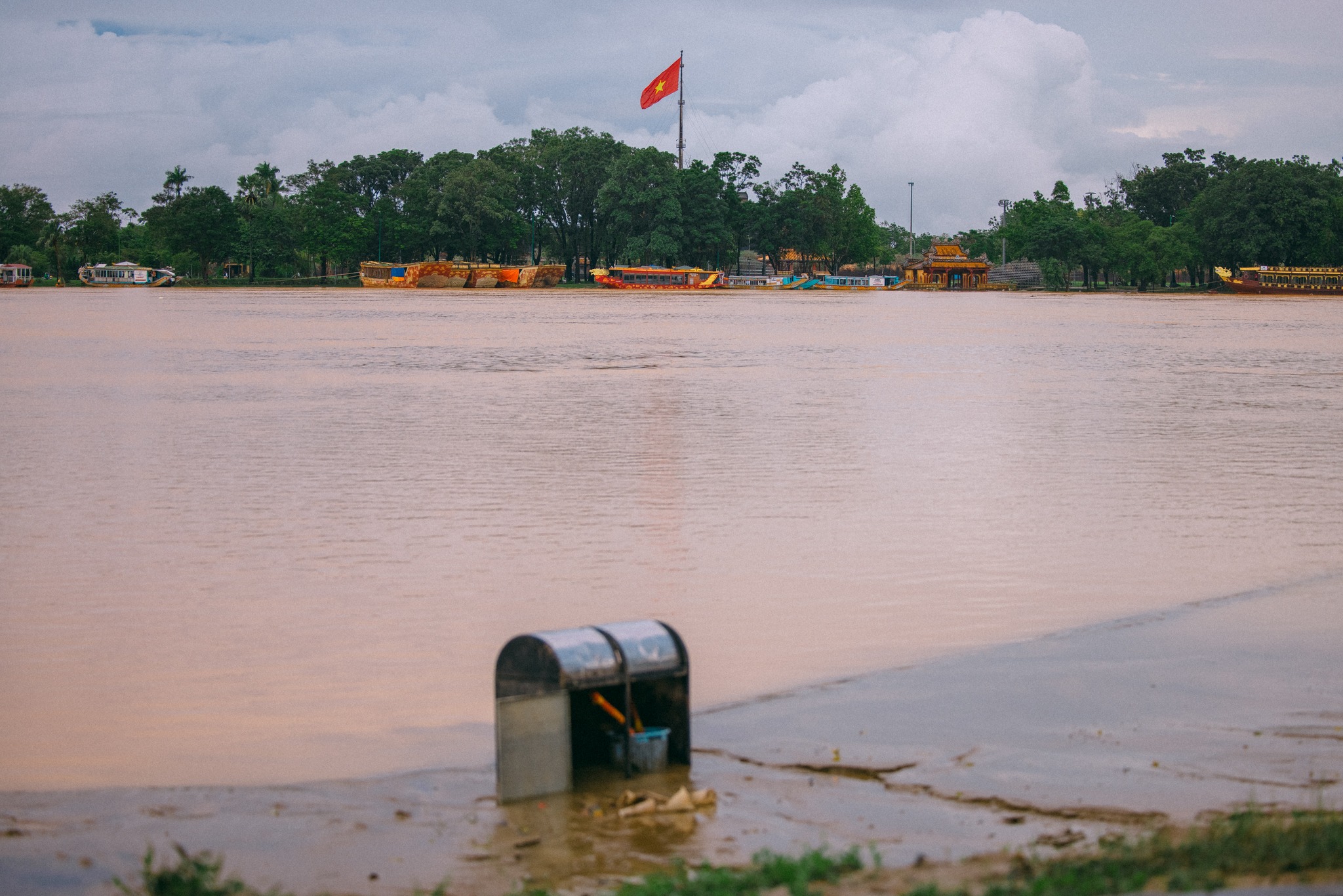 Trải nghiệm 'nhớ đời' của khách Tây giữa mưa lũ ở Huế: Đến sân bay bằng...đò - Ảnh 6.