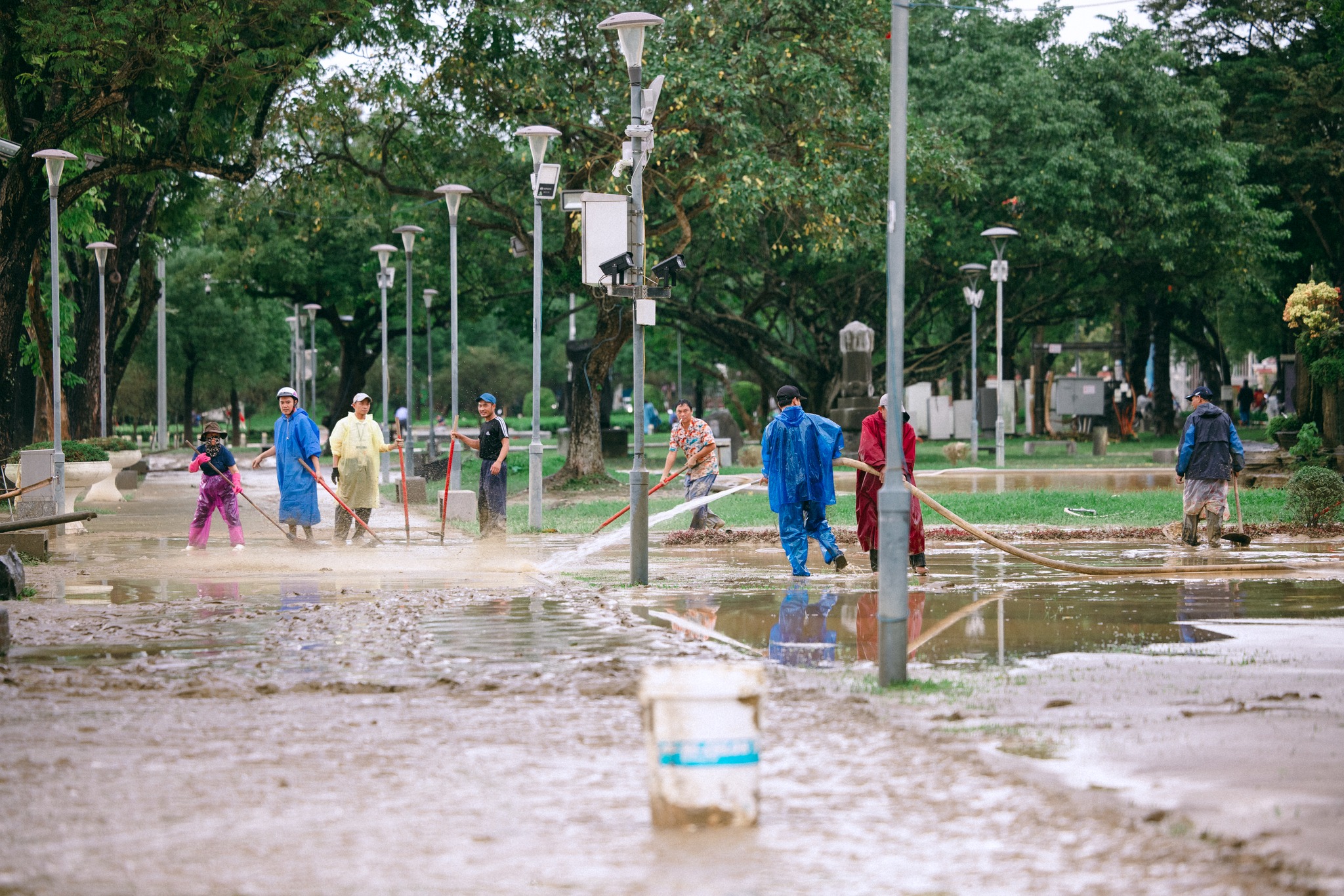 Trải nghiệm 'nhớ đời' của khách Tây giữa mưa lũ ở Huế: Đến sân bay bằng...đò - Ảnh 7.