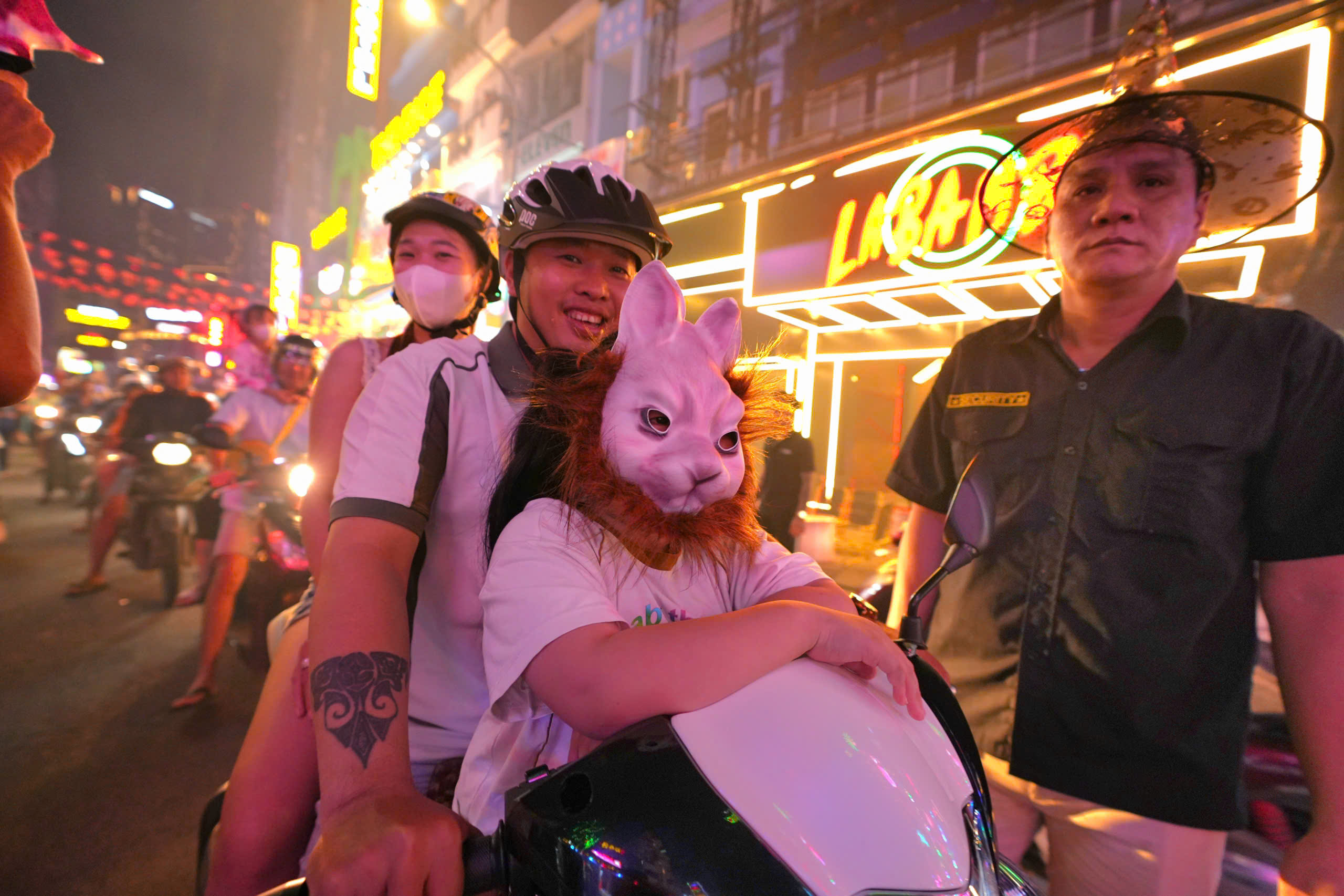 Phố Tây Bùi Viện ngập tràn sắc màu ma quái Halloween: Muôn kiểu hóa trang cực 'chất' - Ảnh 9.