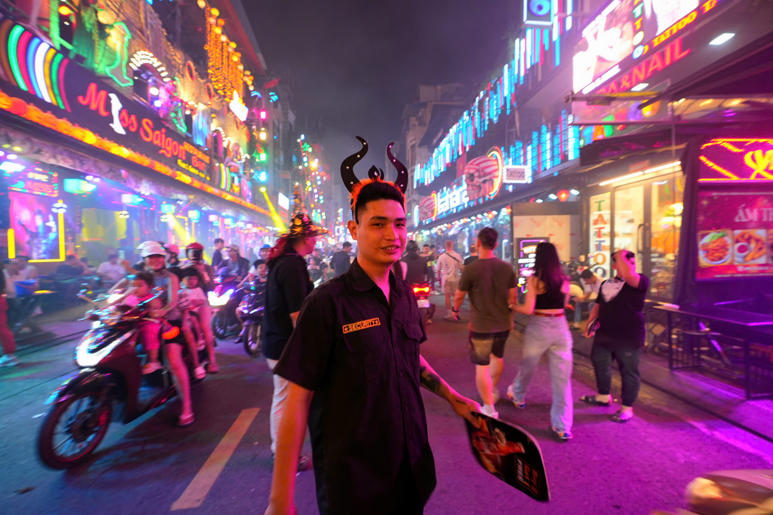 Phố Tây Bùi Viện ngập tràn sắc màu ma quái Halloween: Muôn kiểu hóa trang cực 'chất' - Ảnh 5.