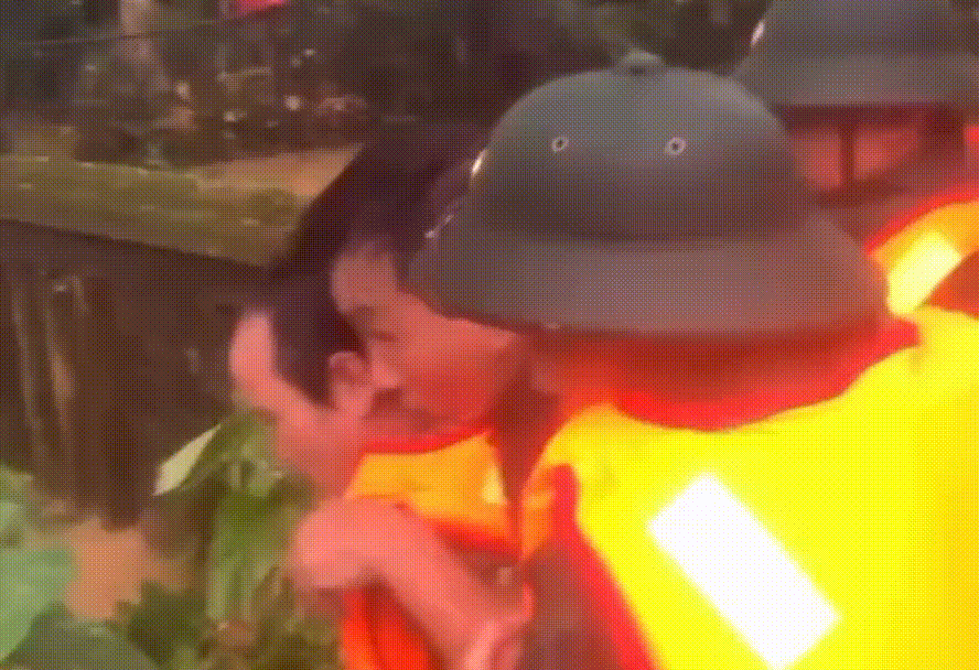 'Đại hồng thủy' ở Đà Nẵng: Bộ đội cõng người dân bị co giật đi cấp cứu- Ảnh 2. 'Đại hồng thủy' ở Đà Nẵng: Bộ đội cõng người dân bị co giật đi cấp cứu- Ảnh 2.