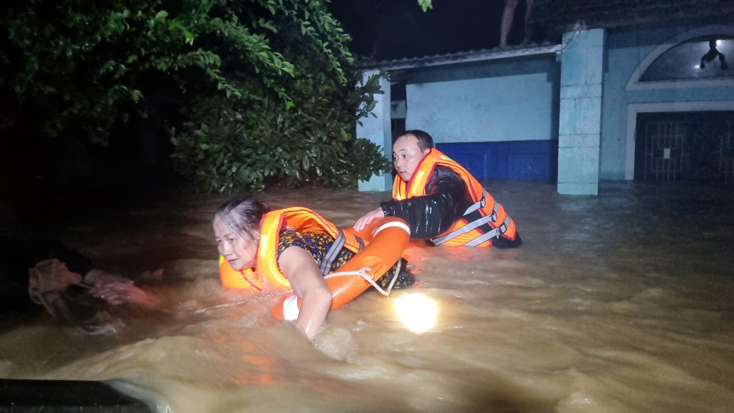 Quân đội hỗ trợ miền Trung giữa cơn lũ lớn , khắc phục hậu quả cứu dân - Ảnh 2. Quân đội hỗ trợ miền Trung giữa cơn lũ lớn , khắc phục hậu quả cứu dân - Ảnh 2.