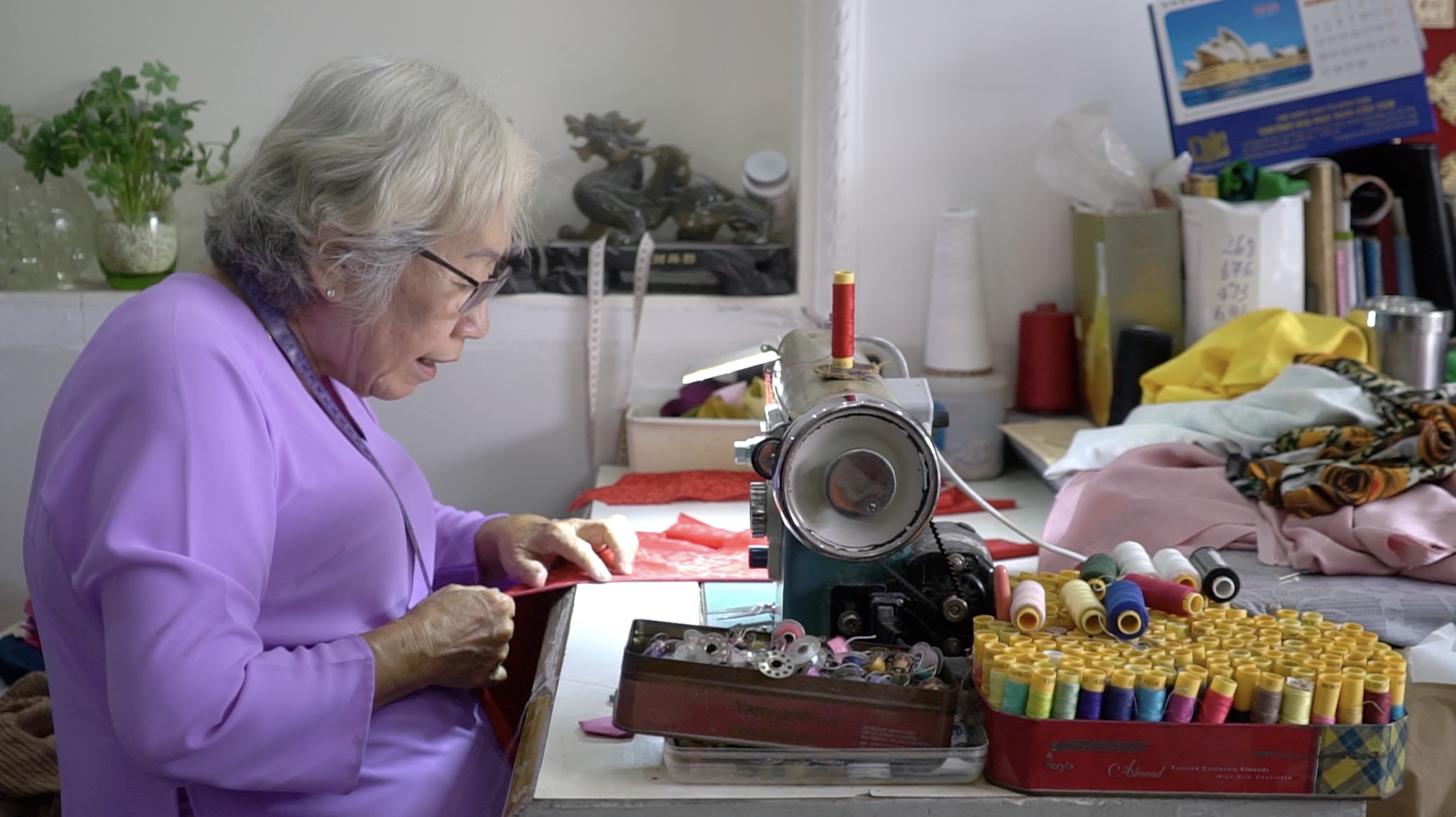 Cụ b&agrave; gần 50 năm giữ nghề may &aacute;o b&agrave; ba đất Cần Thơ - Ảnh 1.