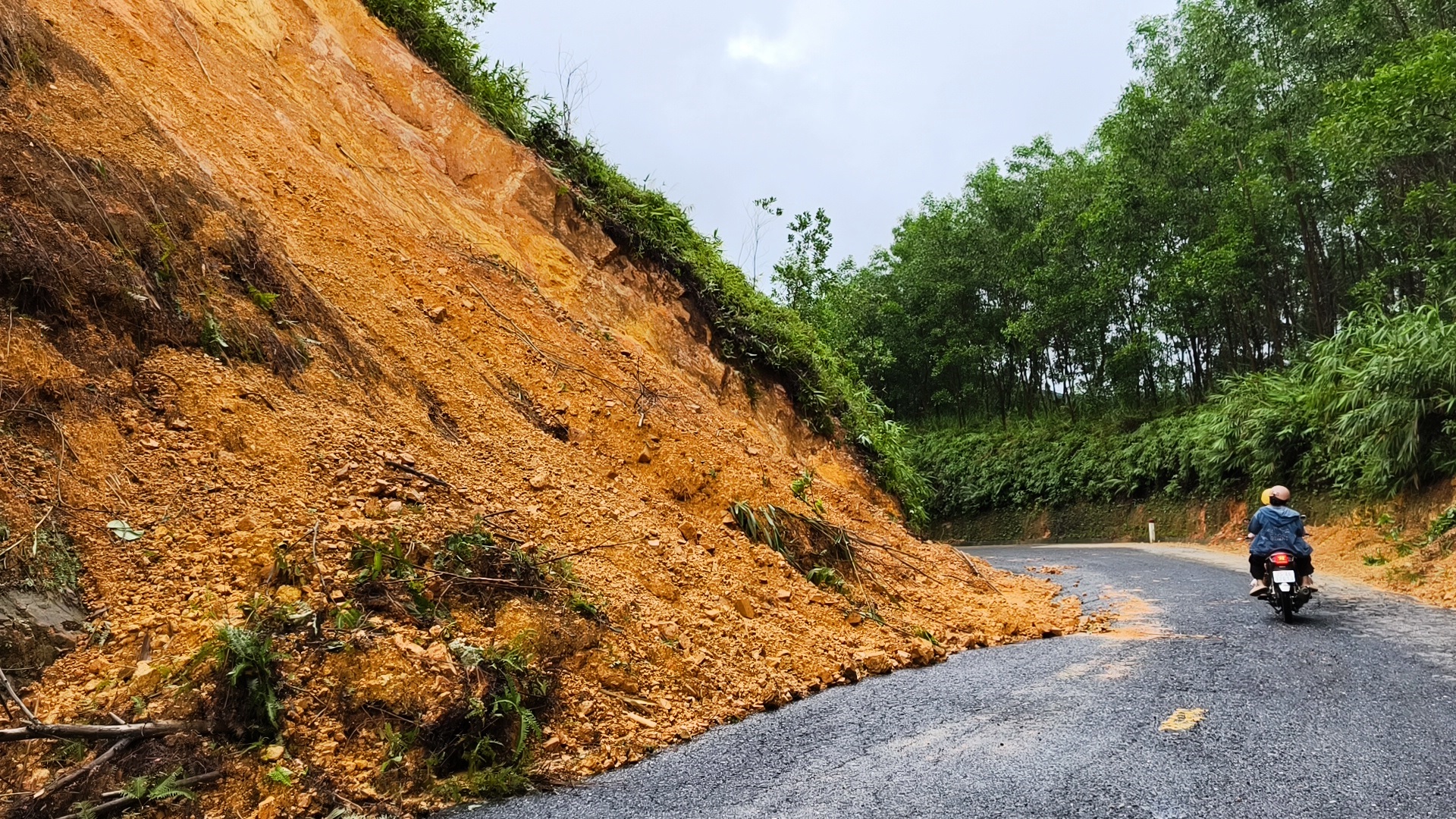 Cận cảnh sạt lở nghiêm trọng trên tuyến QL49 nối trung tâm TP.Huế - A Lưới- Ảnh 9. Cận cảnh sạt lở nghiêm trọng trên tuyến QL49 nối trung tâm TP.Huế - A Lưới- Ảnh 9.