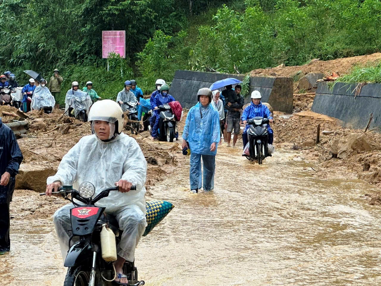 Cận cảnh sạt lở nghiêm trọng trên tuyến QL49 nối trung tâm TP.Huế - A Lưới- Ảnh 15. Cận cảnh sạt lở nghiêm trọng trên tuyến QL49 nối trung tâm TP.Huế - A Lưới- Ảnh 15.