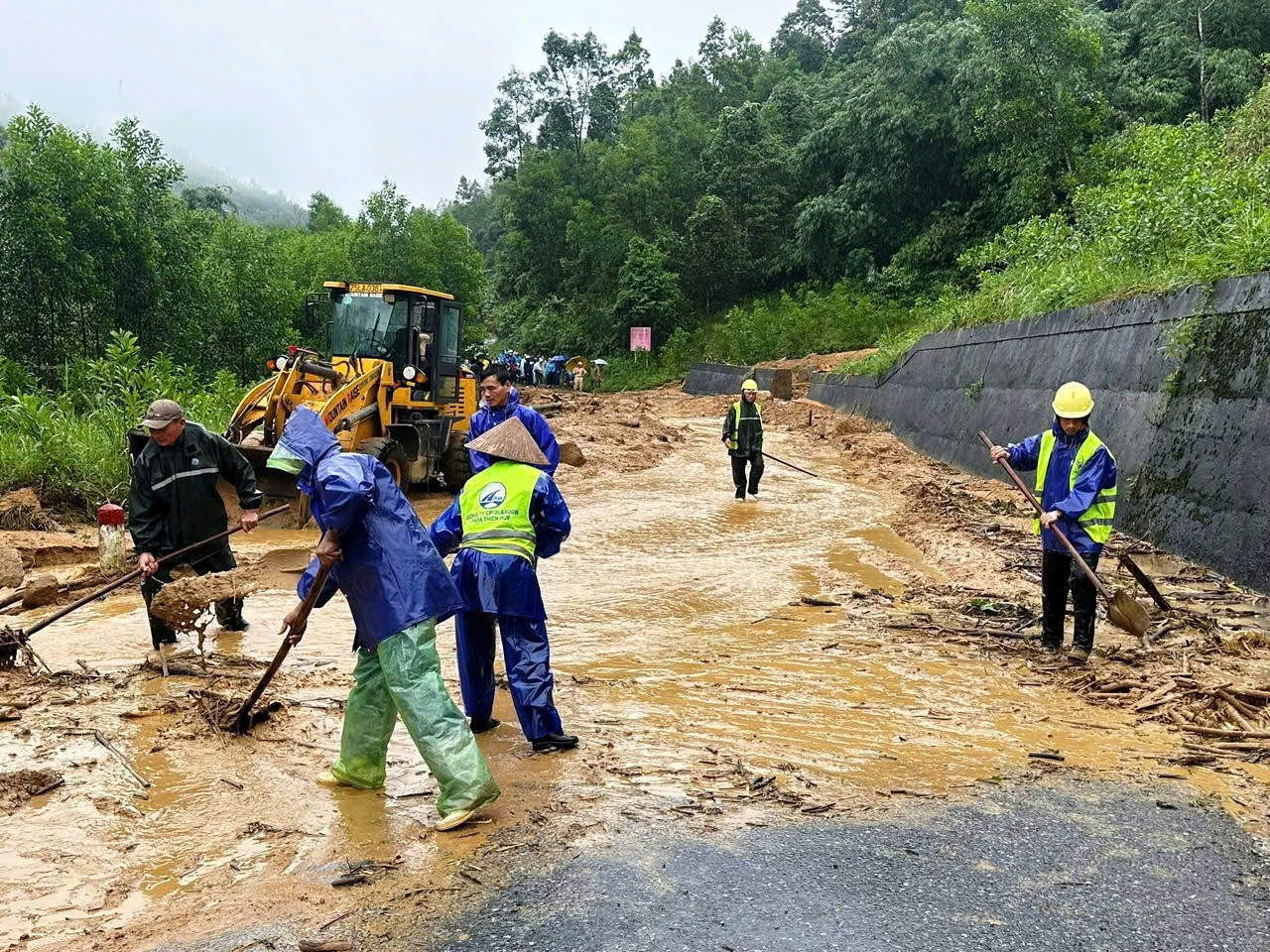 Cận cảnh sạt lở nghiêm trọng trên tuyến QL49 nối trung tâm TP.Huế - A Lưới- Ảnh 14. Cận cảnh sạt lở nghiêm trọng trên tuyến QL49 nối trung tâm TP.Huế - A Lưới- Ảnh 14.