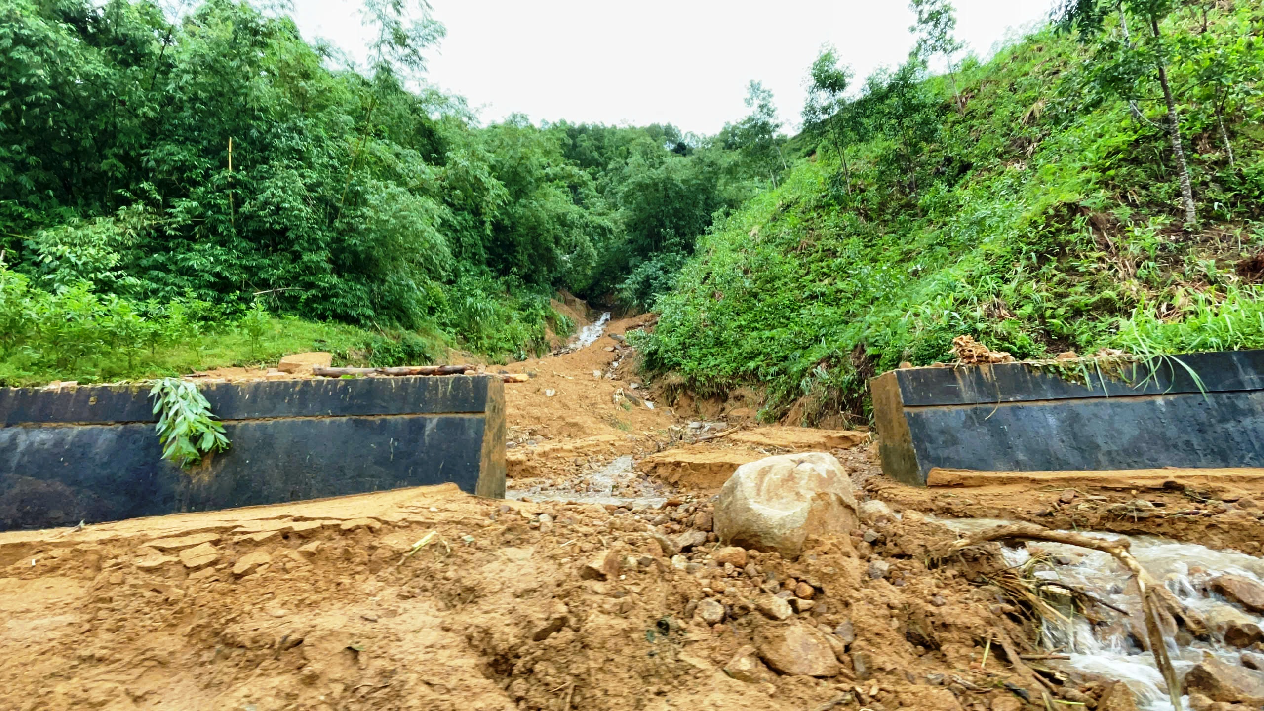 Cận cảnh sạt lở nghiêm trọng trên tuyến QL 49 nối trung tâm TP.Huế - A Lưới - Ảnh 12.