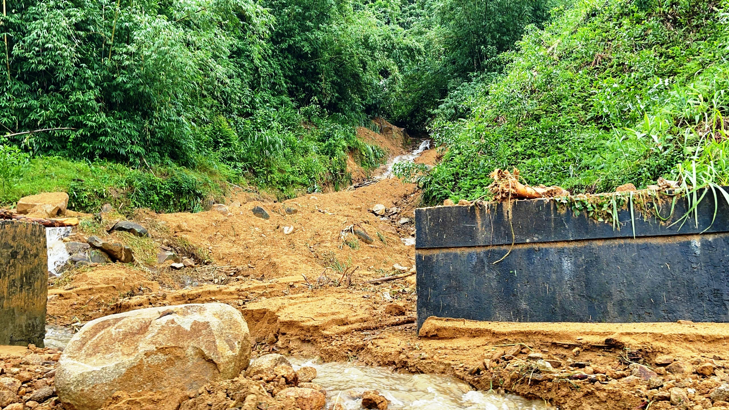 Cận cảnh sạt lở nghiêm trọng trên tuyến QL 49 nối trung tâm TP.Huế - A Lưới - Ảnh 13.