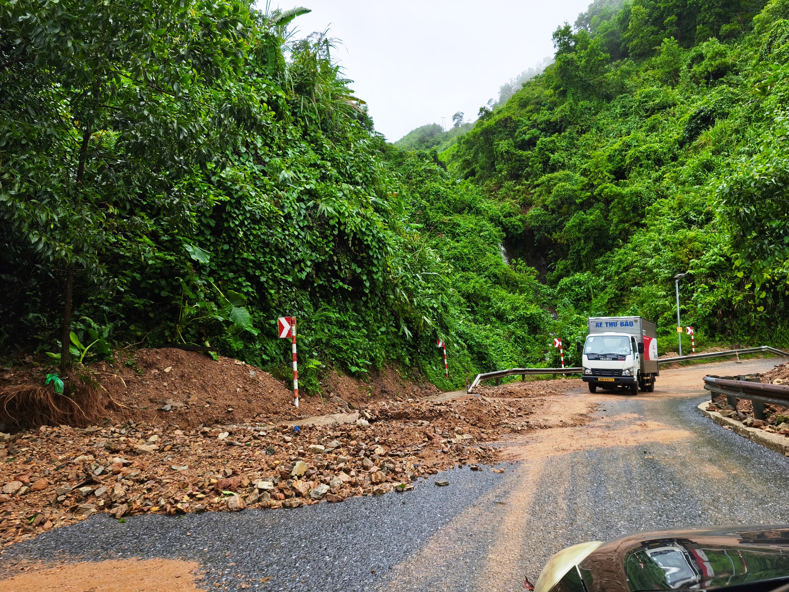 Cận cảnh sạt lở nghiêm trọng trên tuyến QL49 nối trung tâm TP.Huế - A Lưới- Ảnh 8. Cận cảnh sạt lở nghiêm trọng trên tuyến QL49 nối trung tâm TP.Huế - A Lưới- Ảnh 8.