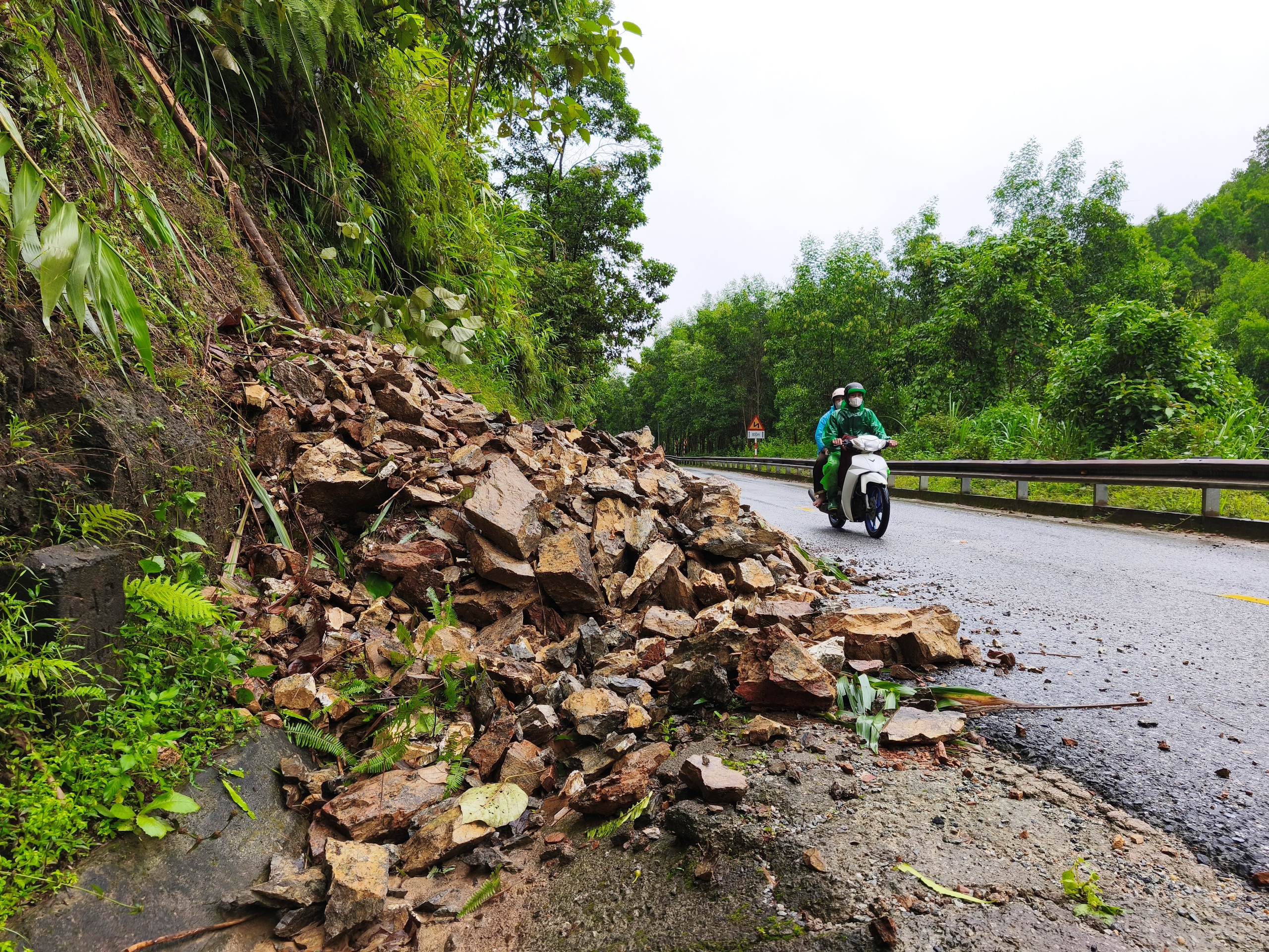 Cận cảnh sạt lở nghiêm trọng trên tuyến QL49 nối trung tâm TP.Huế - A Lưới- Ảnh 7. Cận cảnh sạt lở nghiêm trọng trên tuyến QL49 nối trung tâm TP.Huế - A Lưới- Ảnh 7.