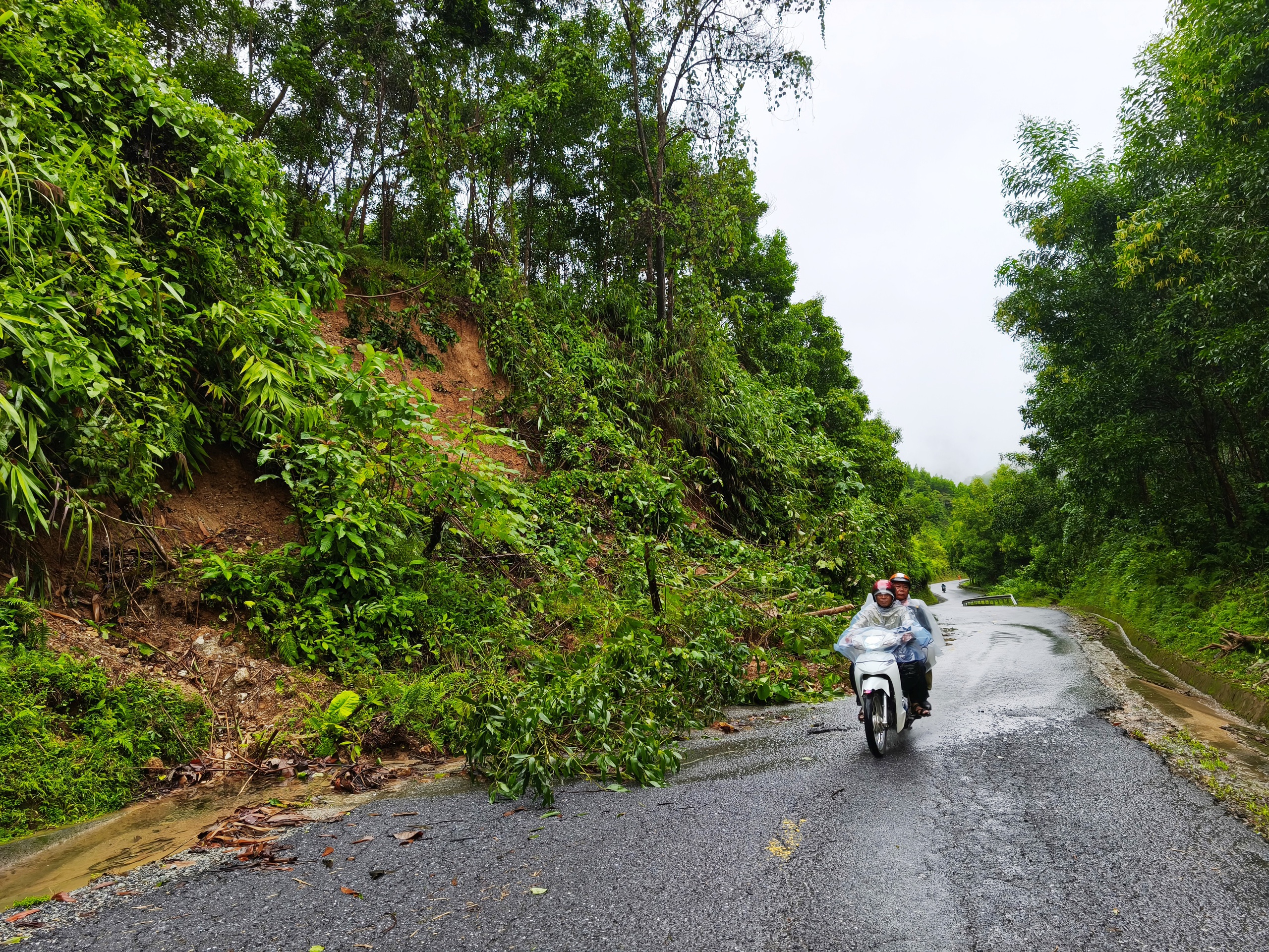 Cận cảnh sạt lở nghiêm trọng trên tuyến QL 49 nối trung tâm TP.Huế - A Lưới - Ảnh 4.