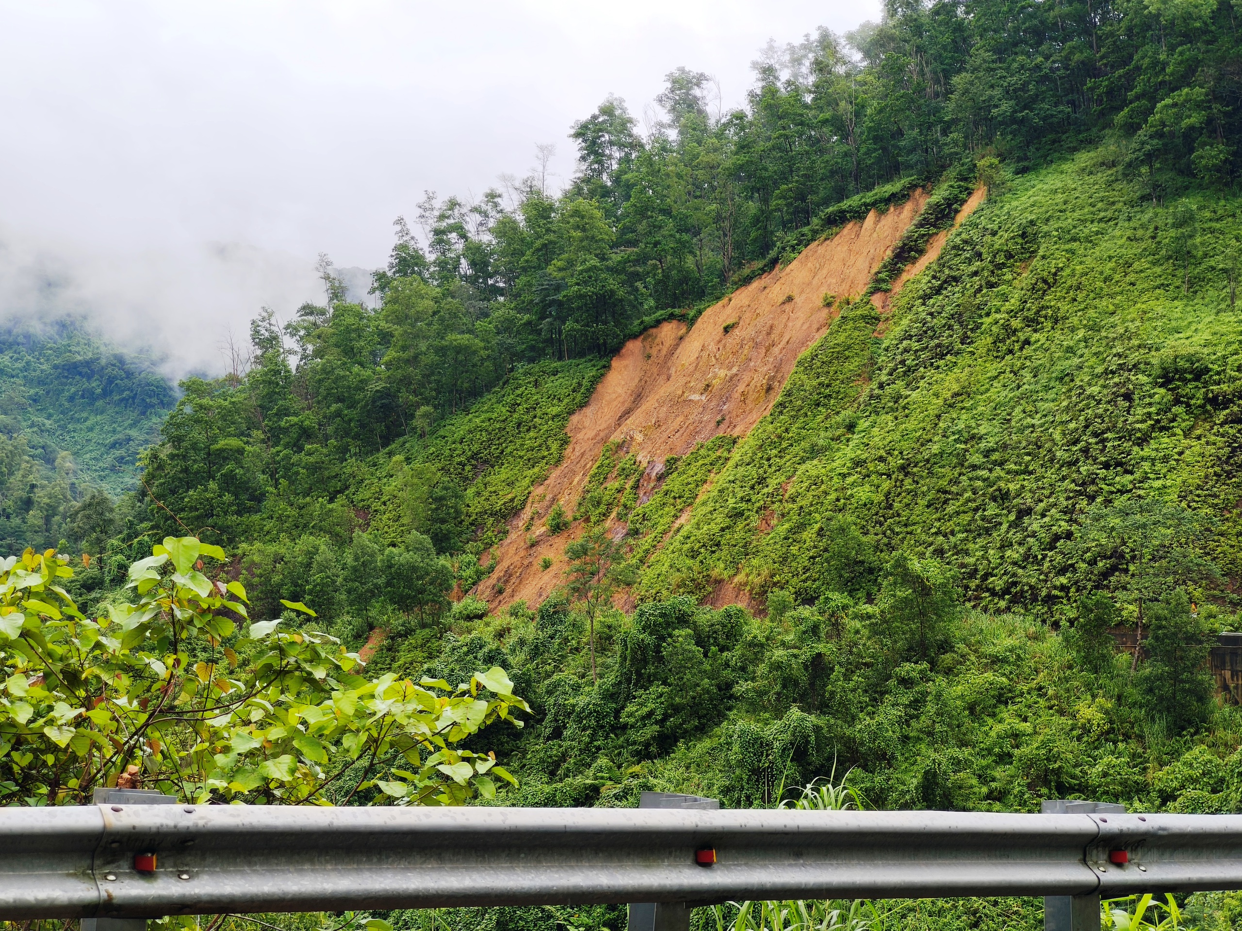 Cận cảnh sạt lở nghiêm trọng trên tuyến QL49 nối trung tâm TP.Huế - A Lưới- Ảnh 6. Cận cảnh sạt lở nghiêm trọng trên tuyến QL49 nối trung tâm TP.Huế - A Lưới- Ảnh 6.