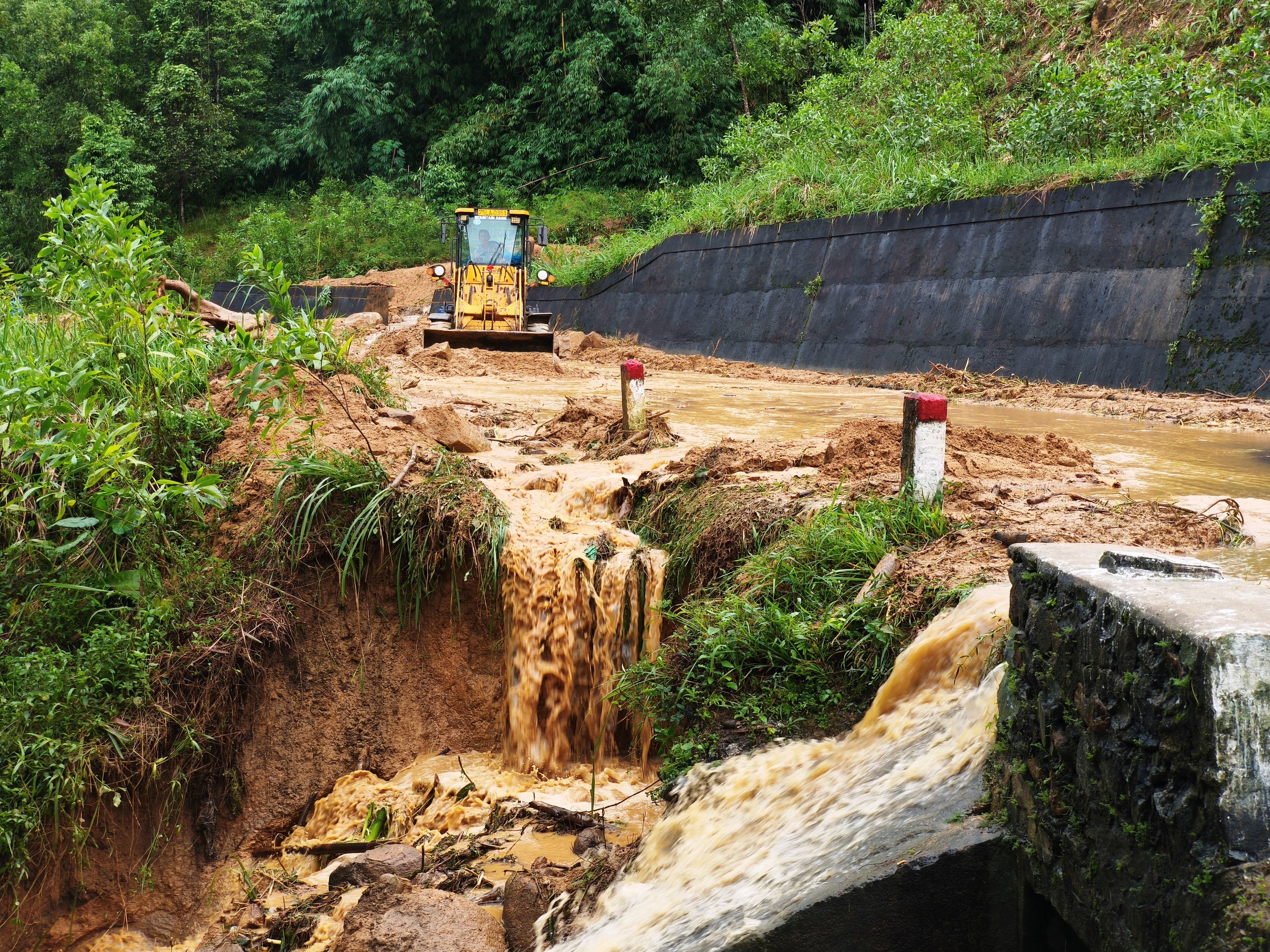 Cận cảnh sạt lở nghiêm trọng trên tuyến QL49 nối trung tâm TP.Huế - A Lưới- Ảnh 16. Cận cảnh sạt lở nghiêm trọng trên tuyến QL49 nối trung tâm TP.Huế - A Lưới- Ảnh 16.