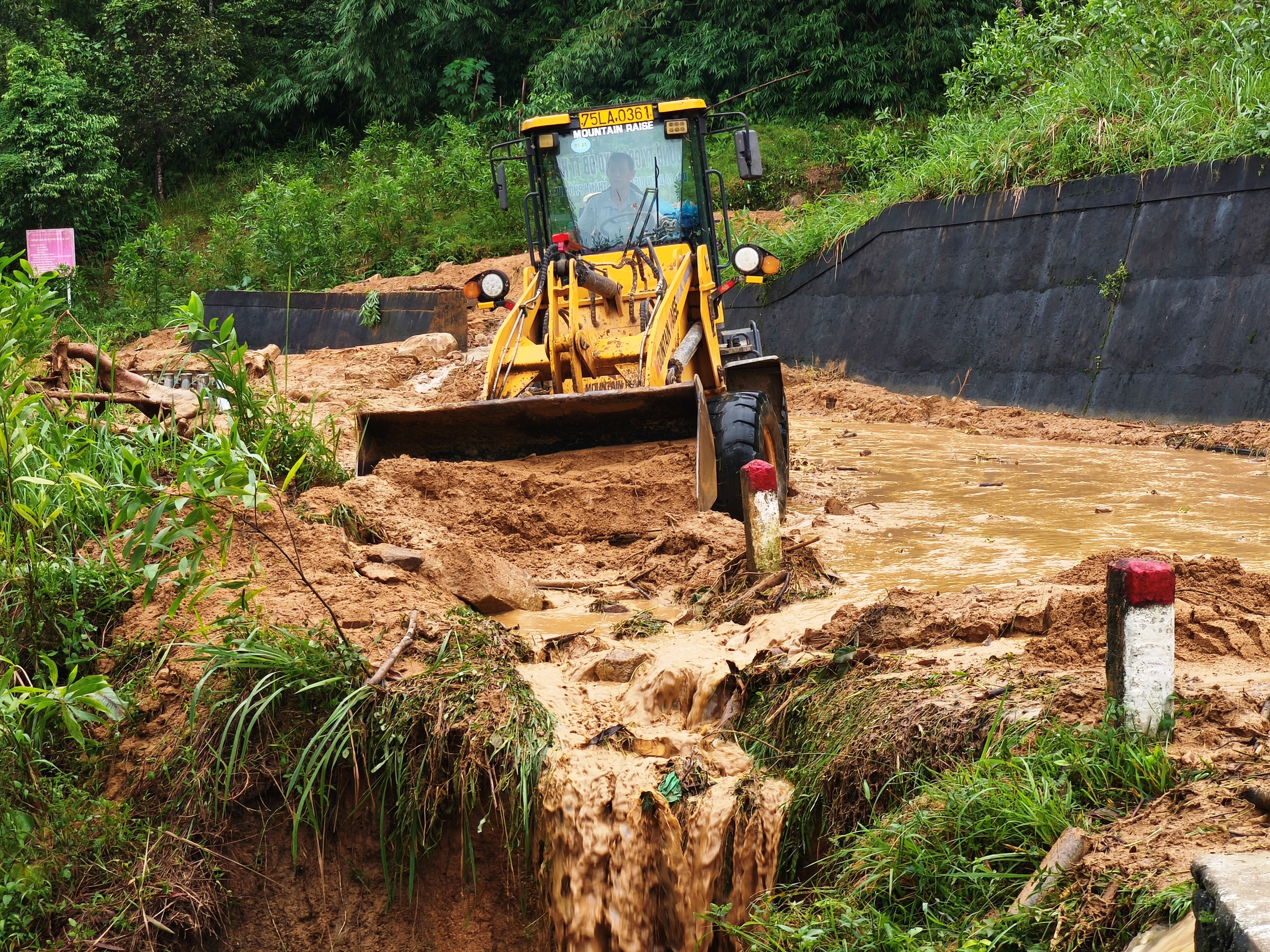 Cận cảnh sạt lở nghiêm trọng trên tuyến QL49 nối trung tâm TP.Huế - A Lưới- Ảnh 1. Cận cảnh sạt lở nghiêm trọng trên tuyến QL49 nối trung tâm TP.Huế - A Lưới- Ảnh 1.