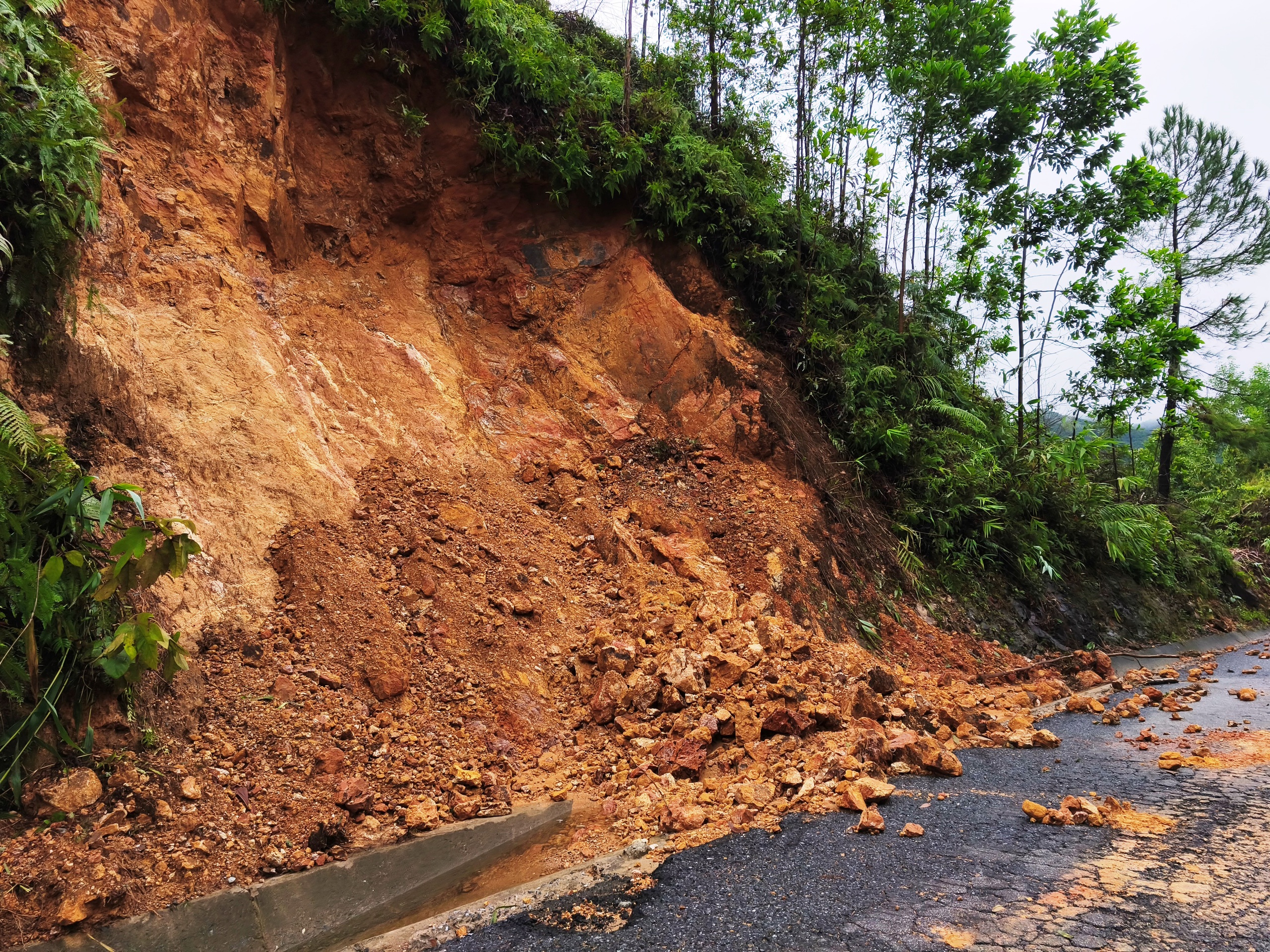 Cận cảnh sạt lở nghiêm trọng trên tuyến QL 49 nối trung tâm TP.Huế - A Lưới - Ảnh 2.
