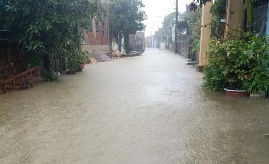 Vùng trũng Lệ Thủy ở Quảng Trị ngập sâu do mưa lớn - Ảnh 3.