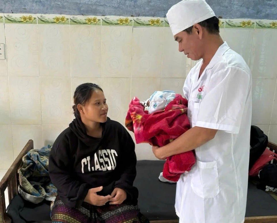 Quân y Biên phòng hỗ trợ sản phụ vùng cao sinh con an toàn giữa mưa lũ - Ảnh 1.
