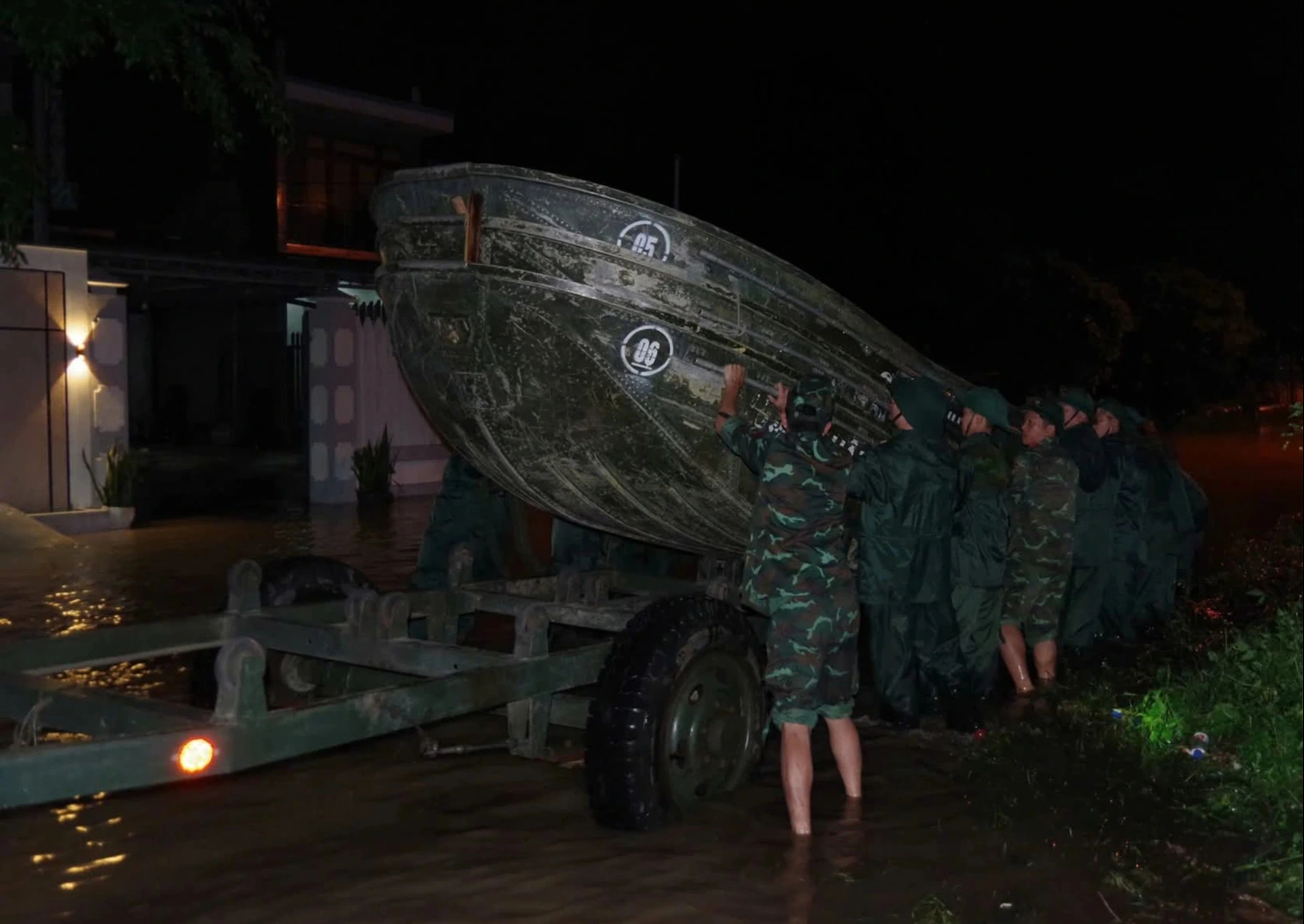 Đà Nẵng: Quân đội hành quân trong đêm cứu dân vùng ngập sâu ở Điện Bàn Bắc- Ảnh 4.