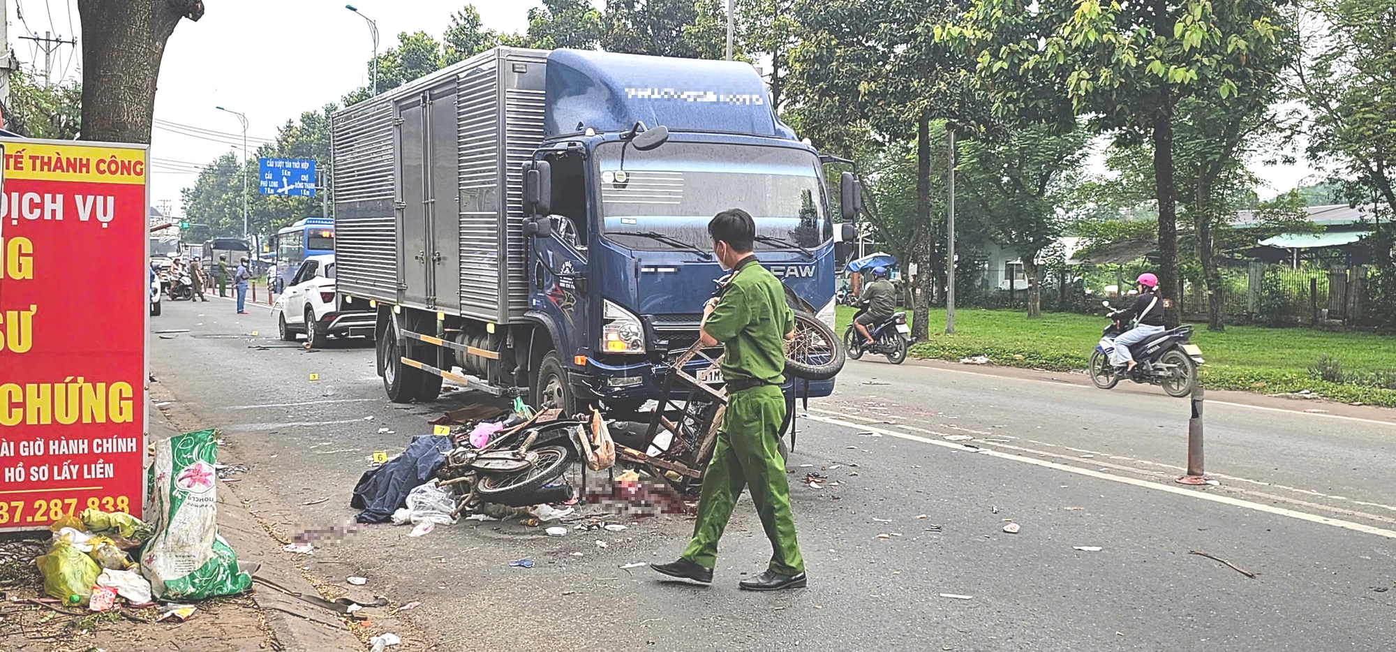 Tai nạn liên hoàn trên đường Đặng Thúc Vịnh khiến người thu gom rác tử vong - Ảnh 1. Tai nạn liên hoàn trên đường Đặng Thúc Vịnh khiến người thu gom rác tử vong - Ảnh 1.