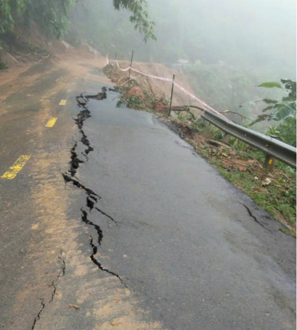 Sạt lở đèo Gia Bắc nghiêm trọng gây tê liệt QL28 nối Phan Thiết với Di Linh - Ảnh 3. Sạt lở đèo Gia Bắc nghiêm trọng gây tê liệt QL28 nối Phan Thiết với Di Linh - Ảnh 3.
