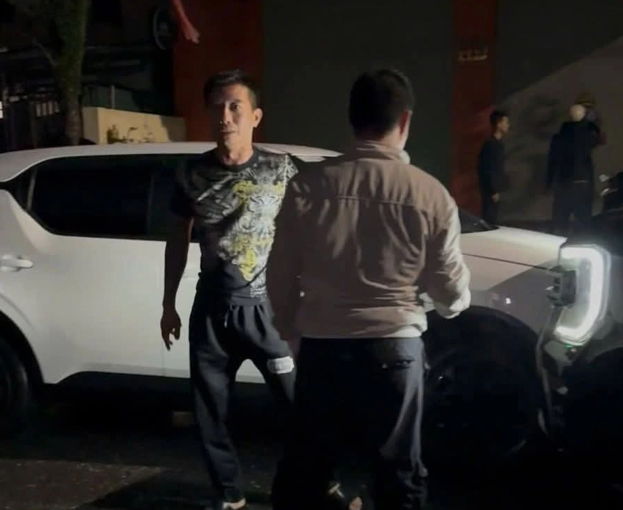 Tạm giữ người tát tài xế, bóp cổ hành khách taxi sau va chạm- Ảnh 2. Tạm giữ người tát tài xế, bóp cổ hành khách taxi sau va chạm- Ảnh 2.