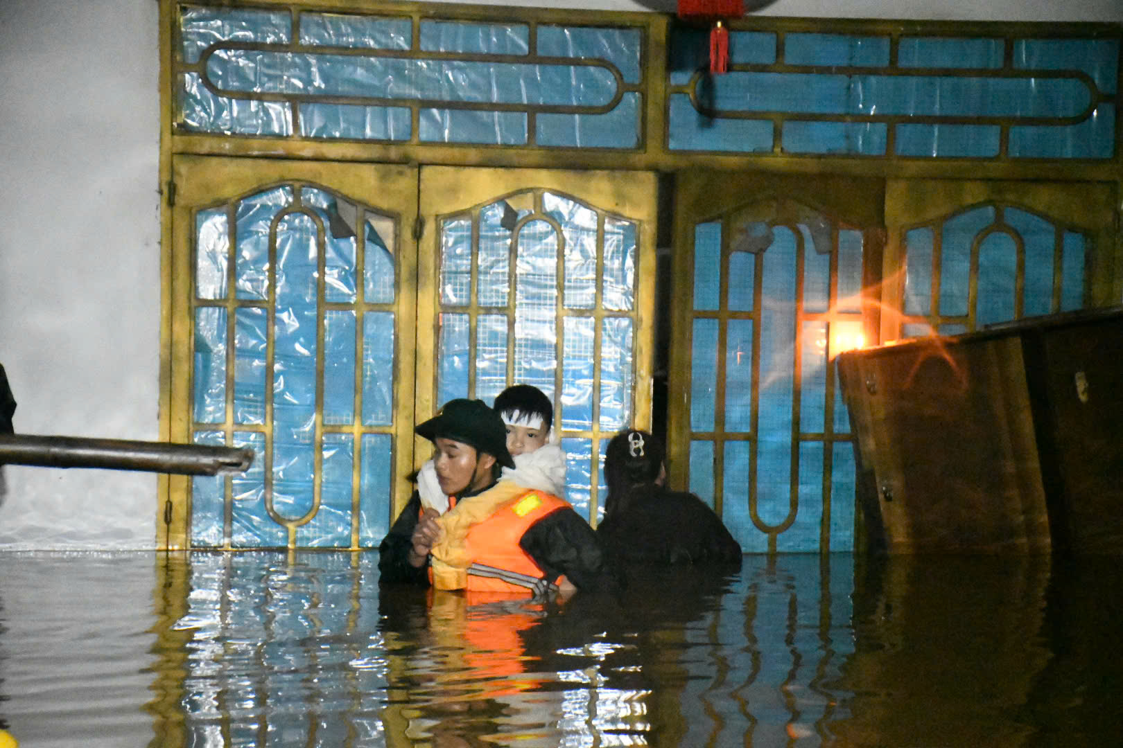 Quân đội hỗ trợ miền Trung giữa cơn lũ lớn , khắc phục hậu quả cứu dân - Ảnh 3. Quân đội hỗ trợ miền Trung giữa cơn lũ lớn , khắc phục hậu quả cứu dân - Ảnh 3.