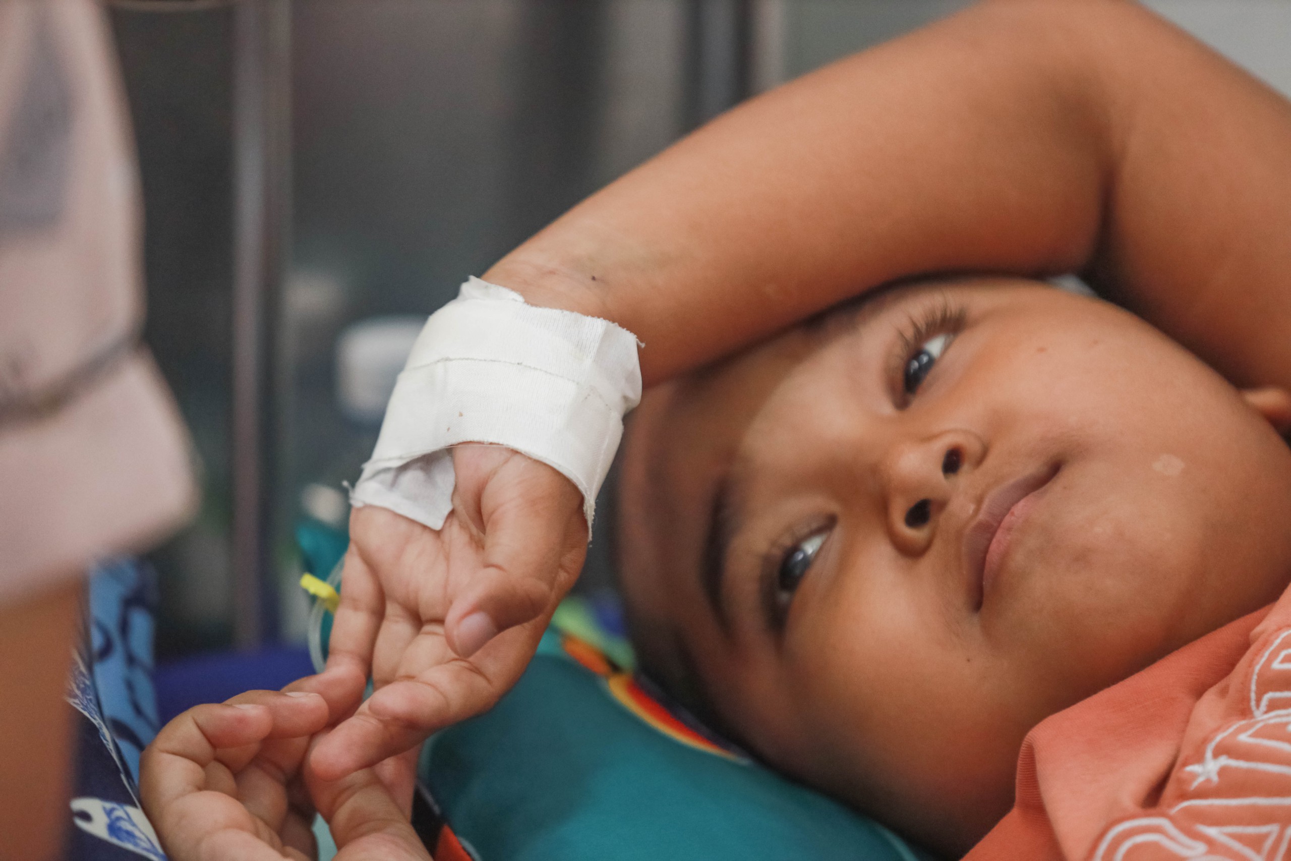 Con muốn sống: Bé trai ung thư 'xin mẹ sinh em khác để con được chết'- Ảnh 1. Con muốn sống: Bé trai ung thư 'xin mẹ sinh em khác để con được chết'- Ảnh 1.