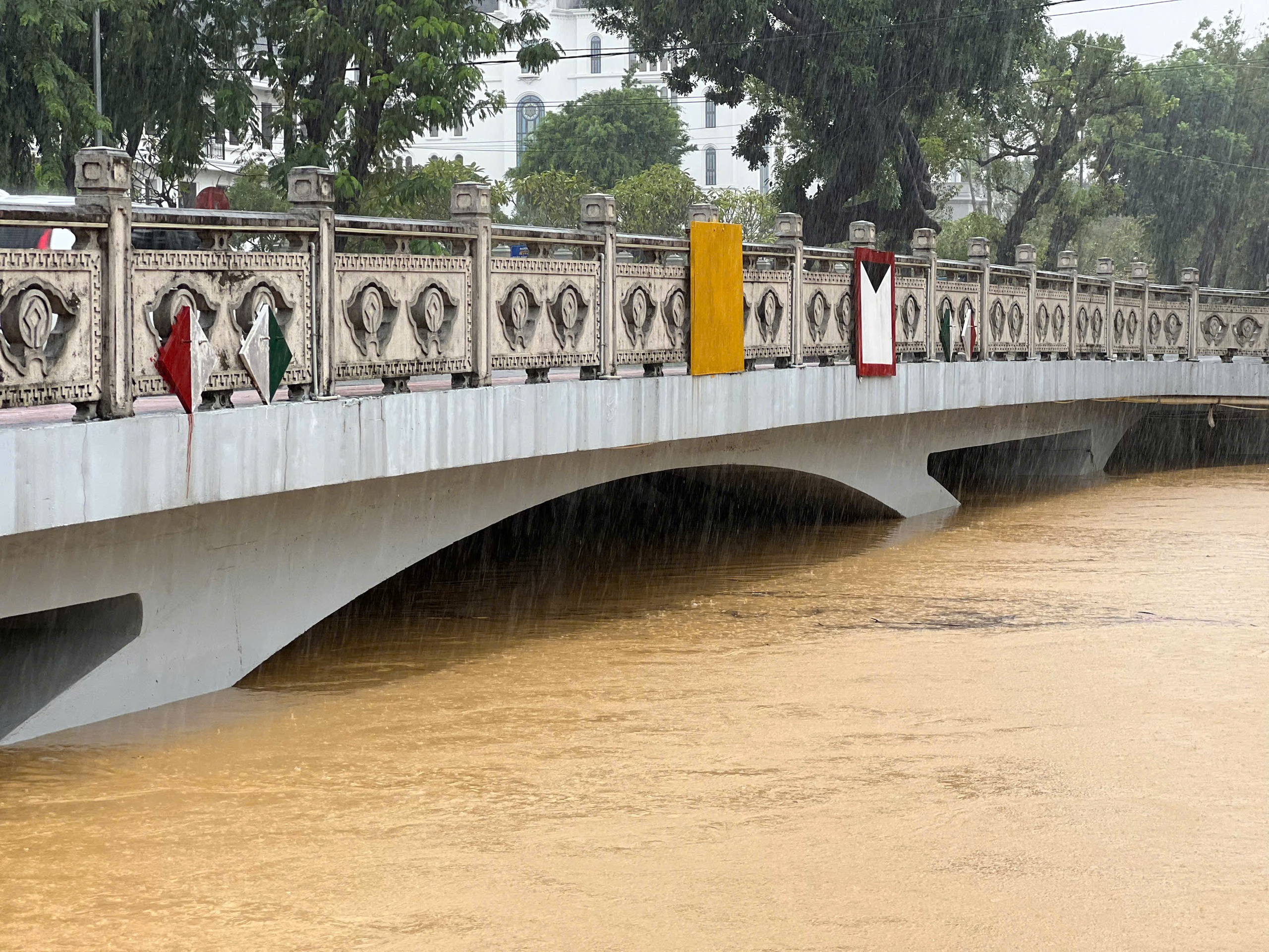 TP.Huế: Nội đô lũ đang rút dần, hạ du vẫn ngập sâu- Ảnh 4.