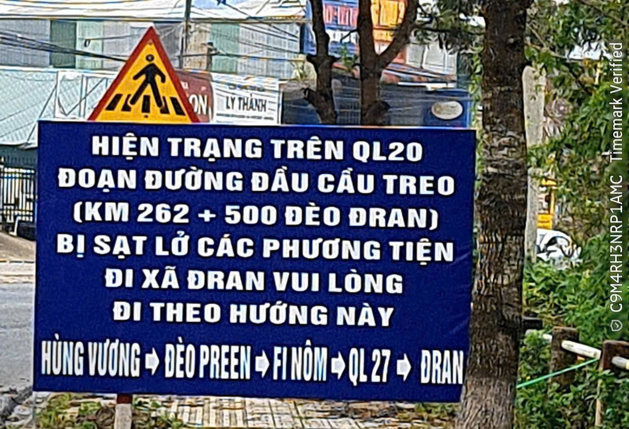 Sạt lở đèo D’Ran: Phân luồng giao thông, đặt biển báo sau khi báo chí phản ánh - Ảnh 1.