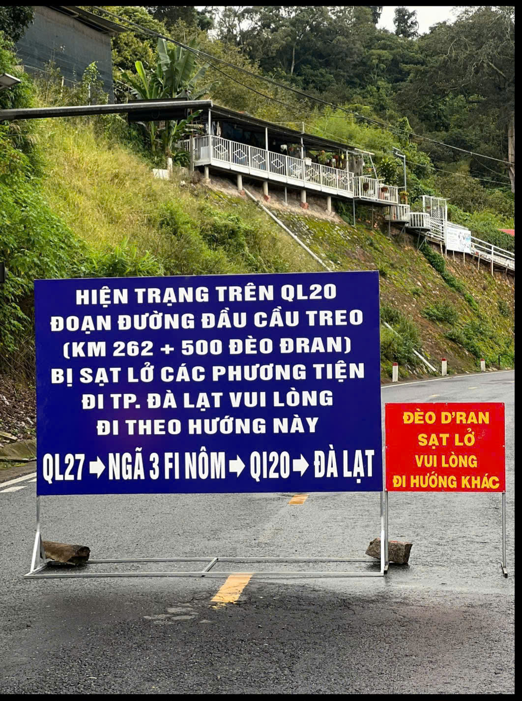 Sạt lở đèo D’Ran: Phân luồng giao thông, đặt biển báo sau khi báo chí phản ánh - Ảnh 2.