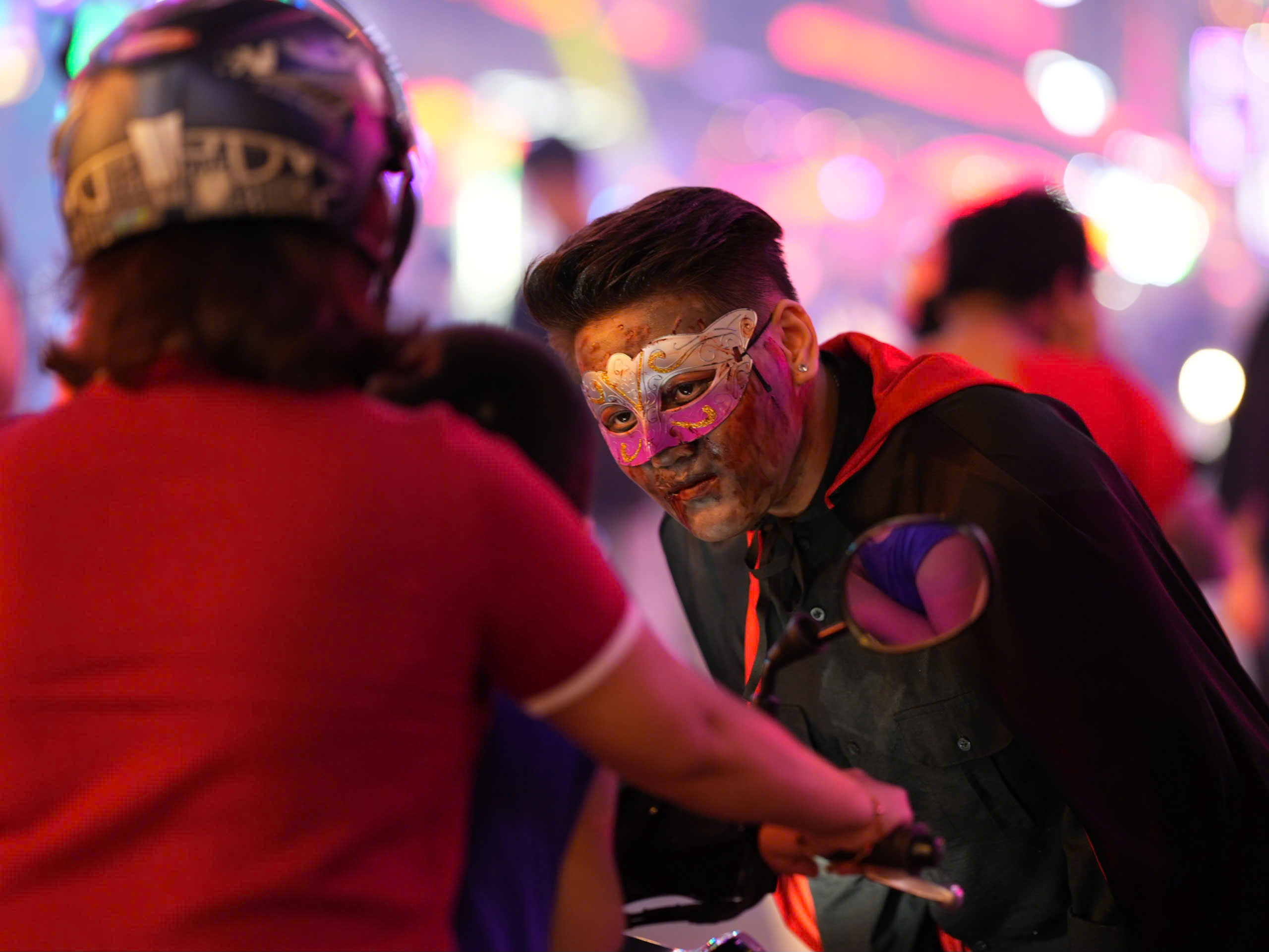 Phố Tây Bùi Viện ngập tràn sắc màu ma quái Halloween: Muôn kiểu hóa trang cực 'chất' - Ảnh 7.