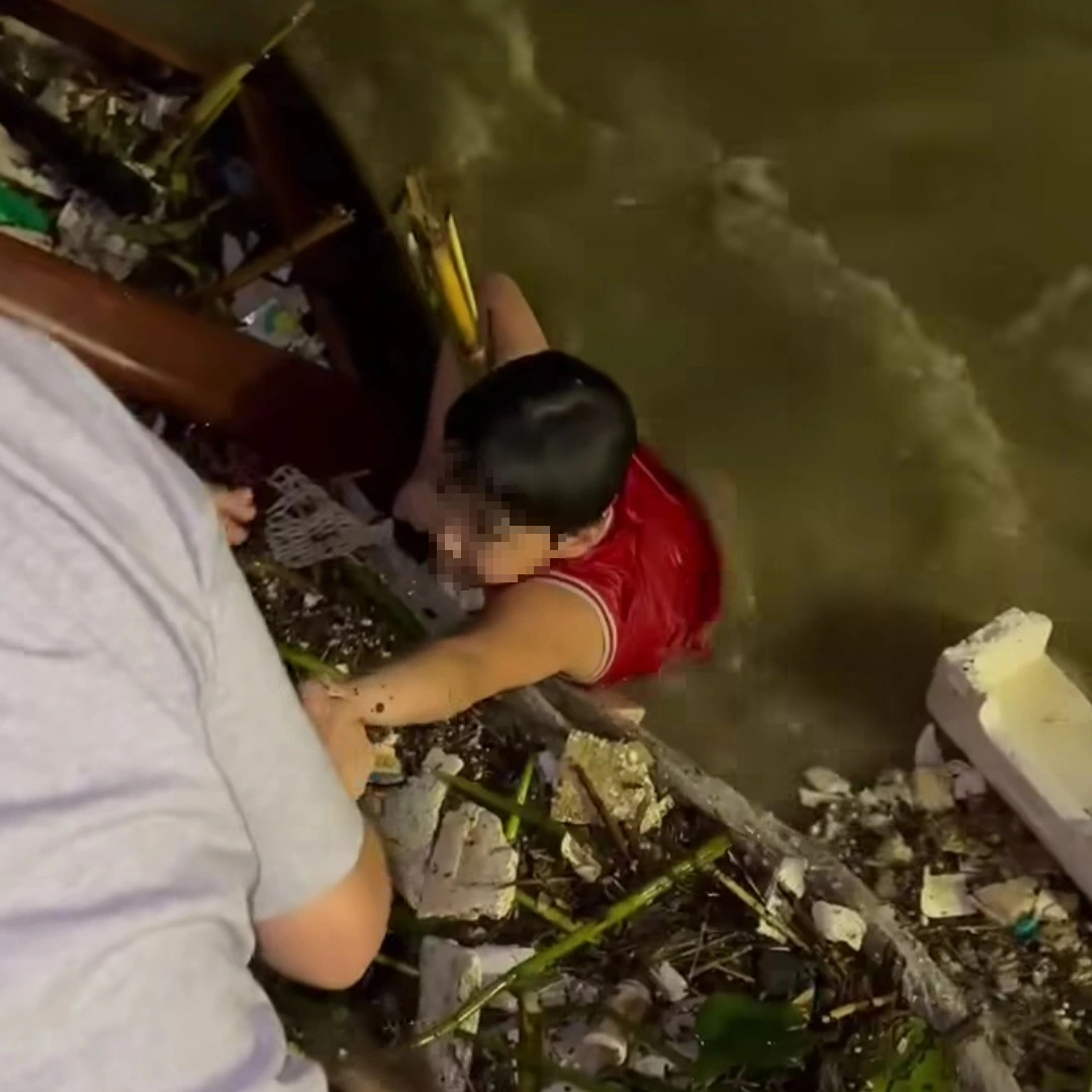 Khoảnh khắc nghẹt thở: Cứu sống b&eacute; trai chới với giữa s&ocirc;ng H&agrave;n - Ảnh 1.