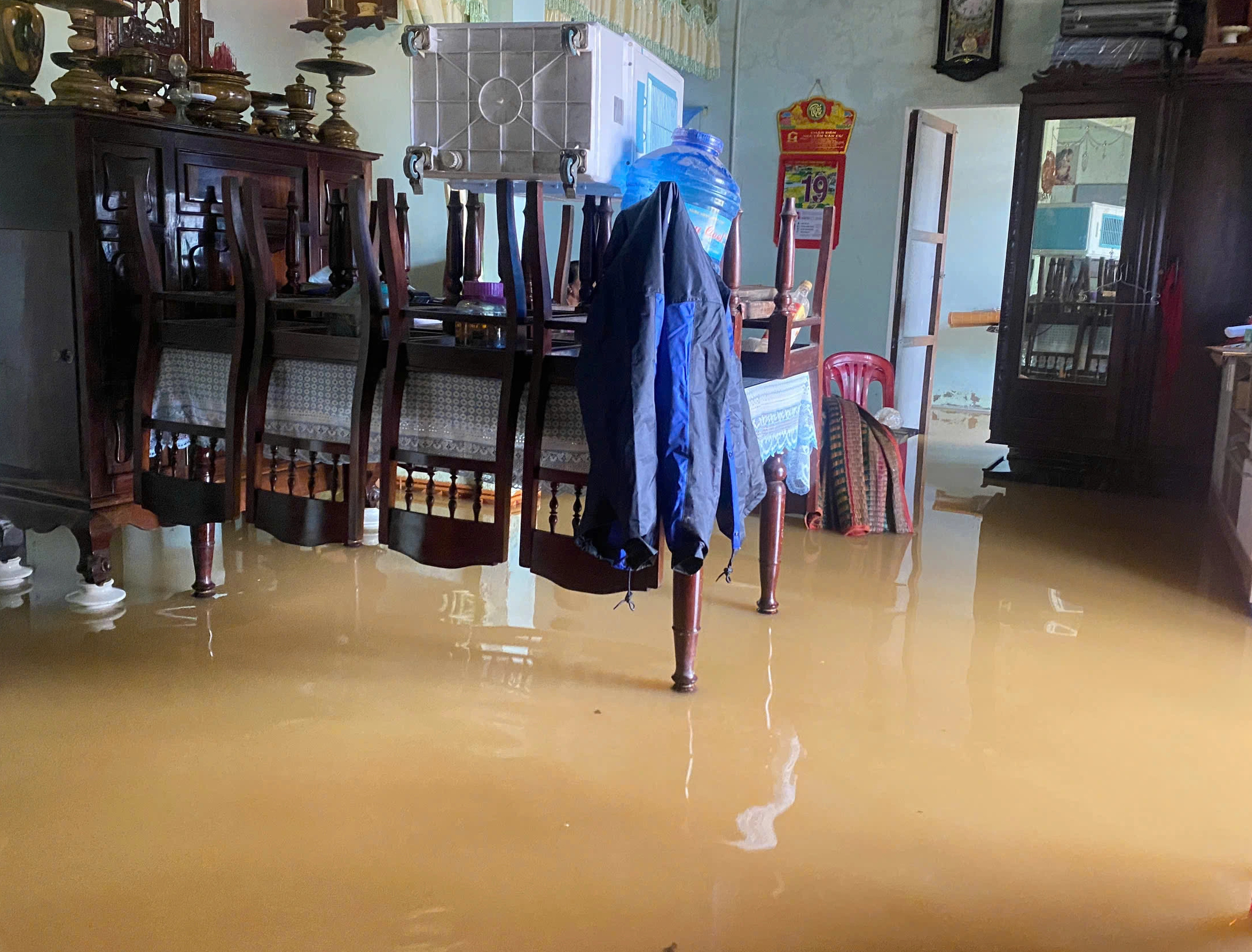 TP.Huế: Nội đô lũ đang rút dần, hạ du vẫn ngập sâu- Ảnh 5.