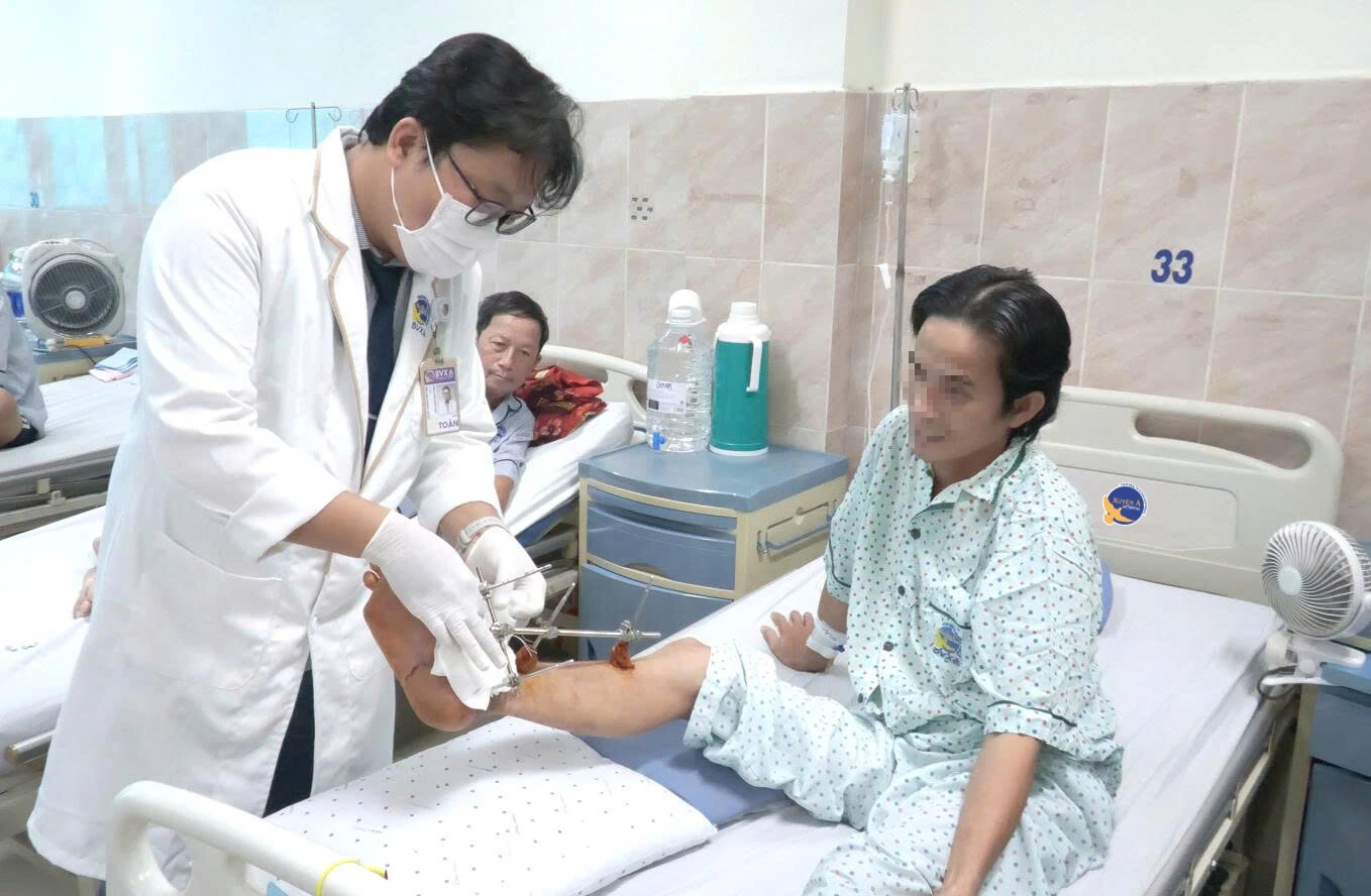 Lưỡi máy cắt cỏ bị gãy, văng ra chém đứt lìa bàn chân nam công nhân - Ảnh 1.