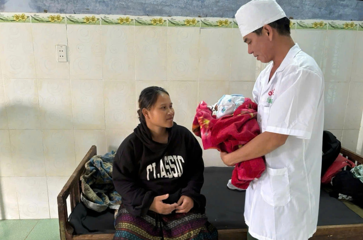 Qu&acirc;n y bi&ecirc;n ph&ograve;ng đỡ đẻ cho sản phụ v&ugrave;ng cao giữa mưa lũ - Ảnh 1.