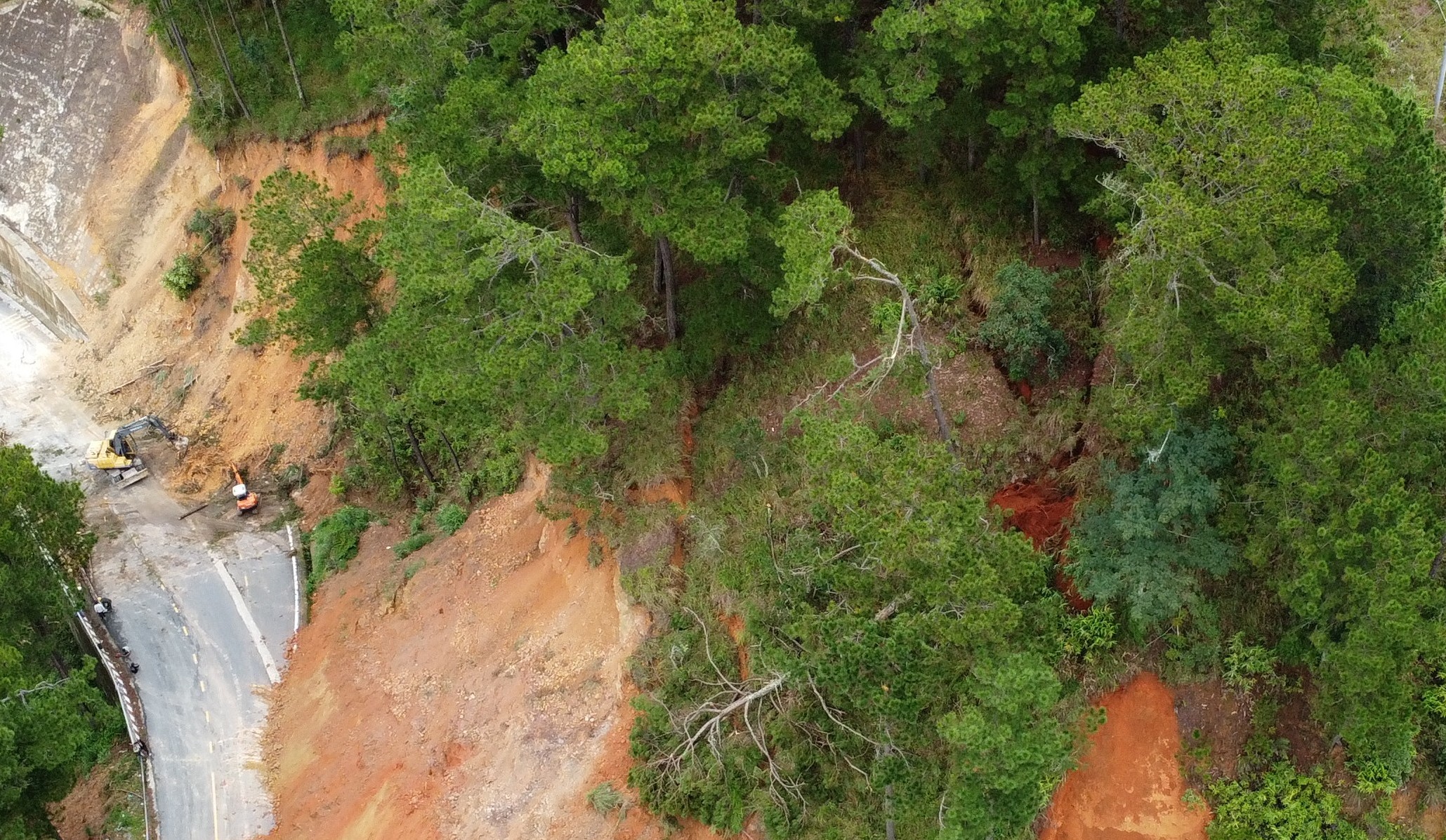 Nguy cơ từ quả đồi nứt toác trên điểm sạt lở ở đèo D'Ran- Ảnh 2. Nguy cơ từ quả đồi nứt toác trên điểm sạt lở ở đèo D'Ran- Ảnh 2.