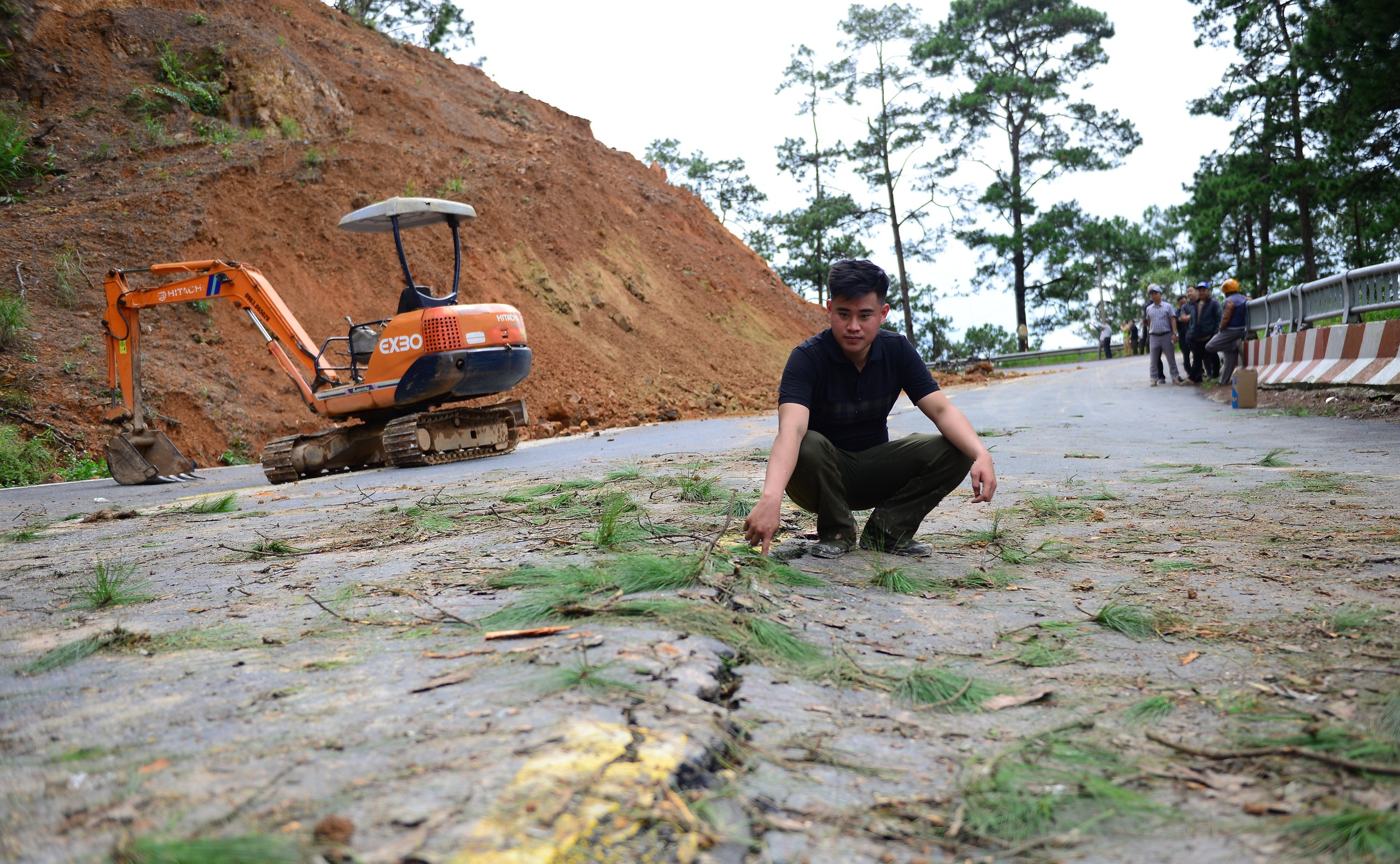 Nguy cơ từ quả đồi nứt toác trên điểm sạt lở ở đèo D'Ran- Ảnh 5. Nguy cơ từ quả đồi nứt toác trên điểm sạt lở ở đèo D'Ran- Ảnh 5.