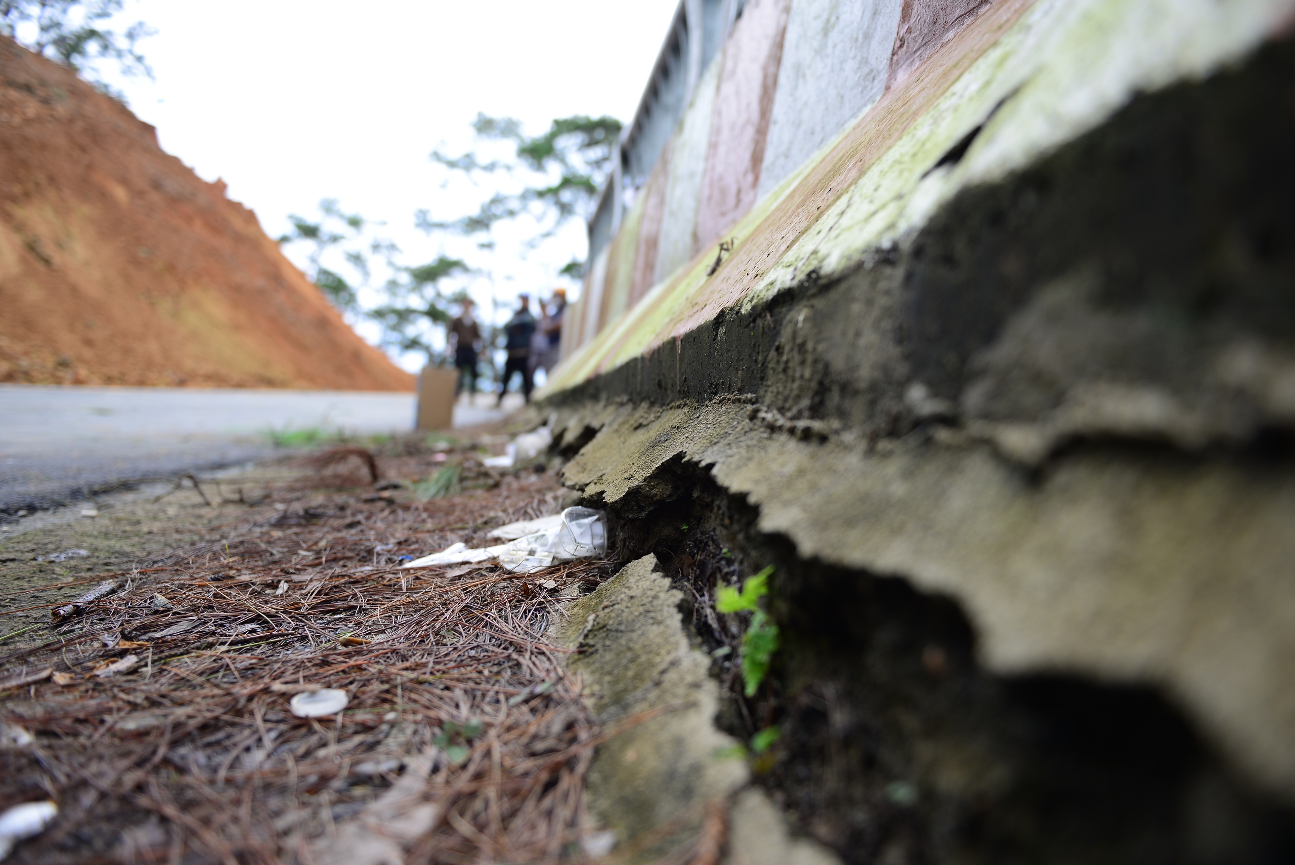 Nguy cơ từ quả đồi nứt toác trên điểm sạt lở ở đèo D'Ran- Ảnh 6. Nguy cơ từ quả đồi nứt toác trên điểm sạt lở ở đèo D'Ran- Ảnh 6.