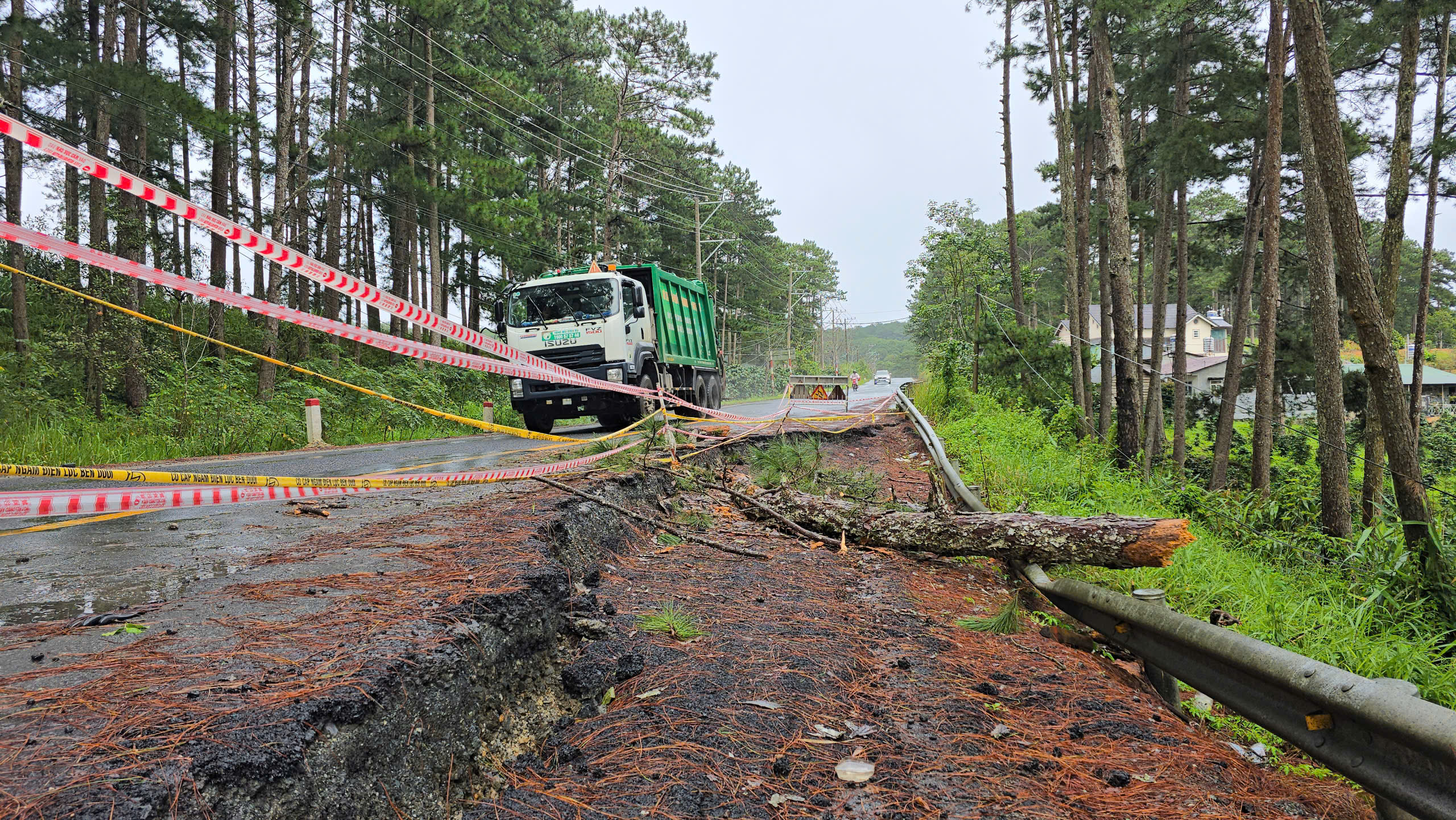 Nguy cơ từ quả đồi nứt toác trên điểm sạt lở ở đèo D'Ran- Ảnh 9. Nguy cơ từ quả đồi nứt toác trên điểm sạt lở ở đèo D'Ran- Ảnh 9.