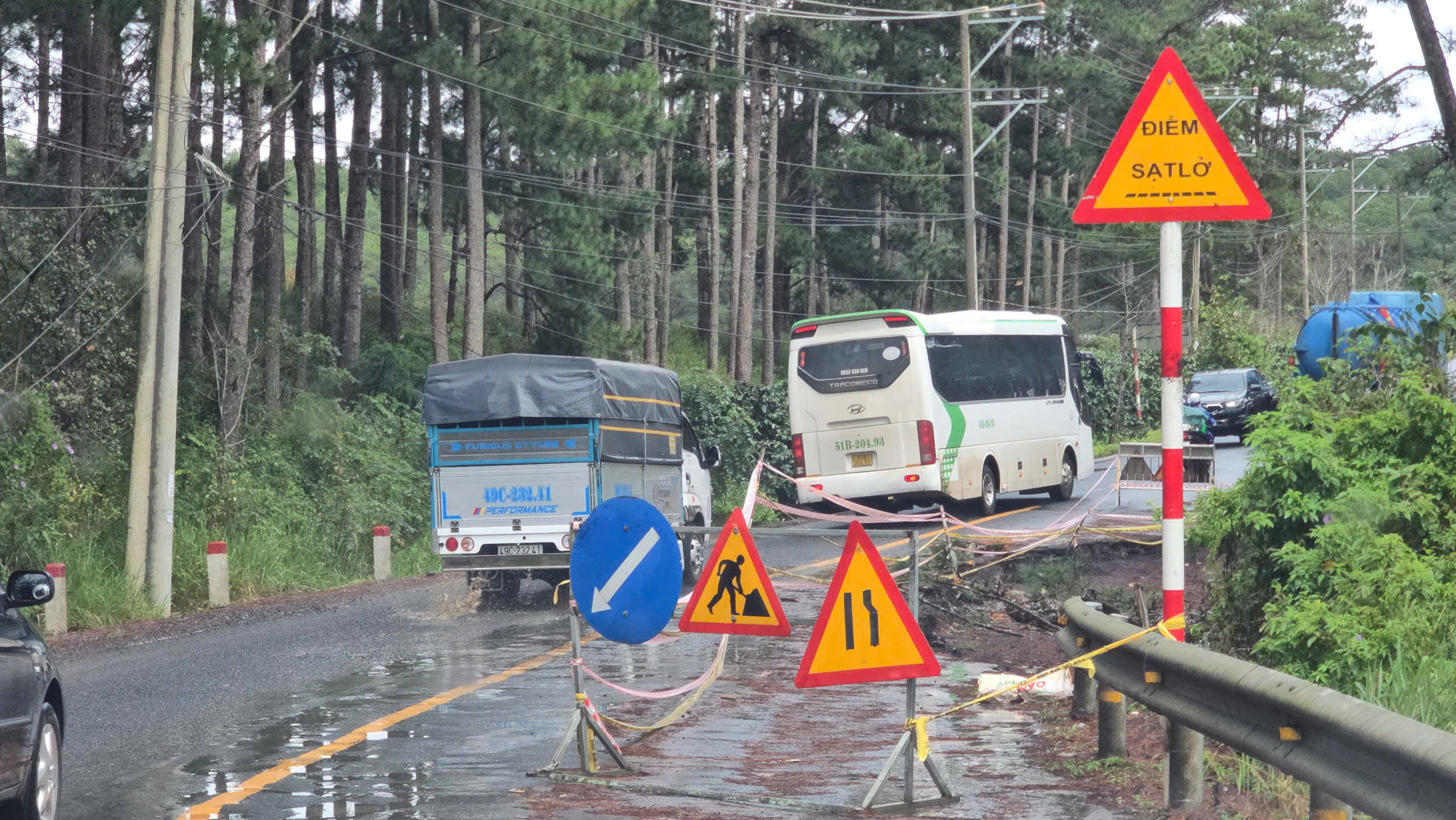 Nguy cơ từ quả đồi nứt toác trên điểm sạt lở ở đèo D'Ran- Ảnh 8. Nguy cơ từ quả đồi nứt toác trên điểm sạt lở ở đèo D'Ran- Ảnh 8.