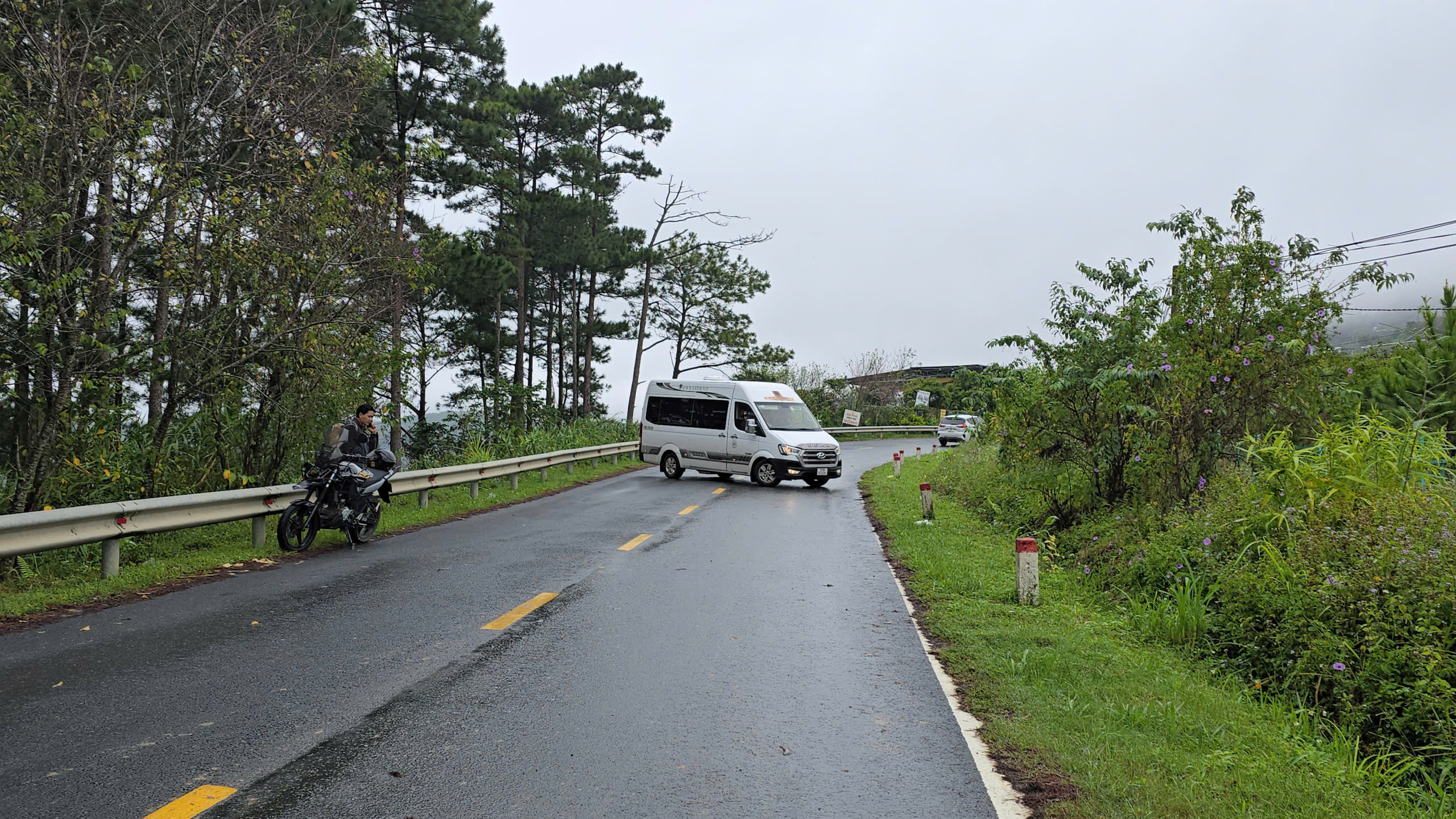 Sạt lở đèo D'Ran cấm đường không biển báo gây phiền toái cho du khách- Ảnh 2. Sạt lở đèo D'Ran cấm đường không biển báo gây phiền toái cho du khách- Ảnh 2.