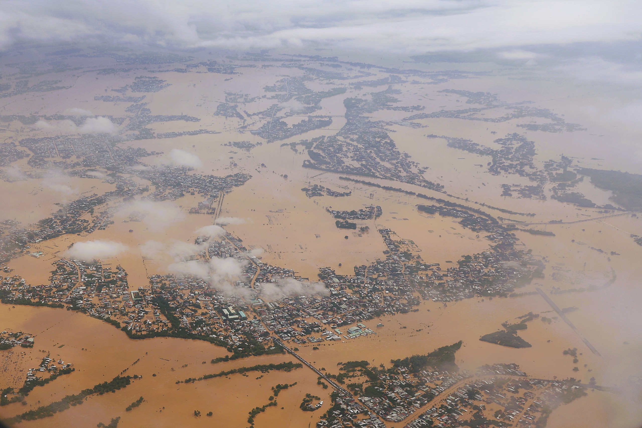 Lũ lụt lịch sử ở Hội An được ghi lại từ máy bay quân sự - Ảnh 4.