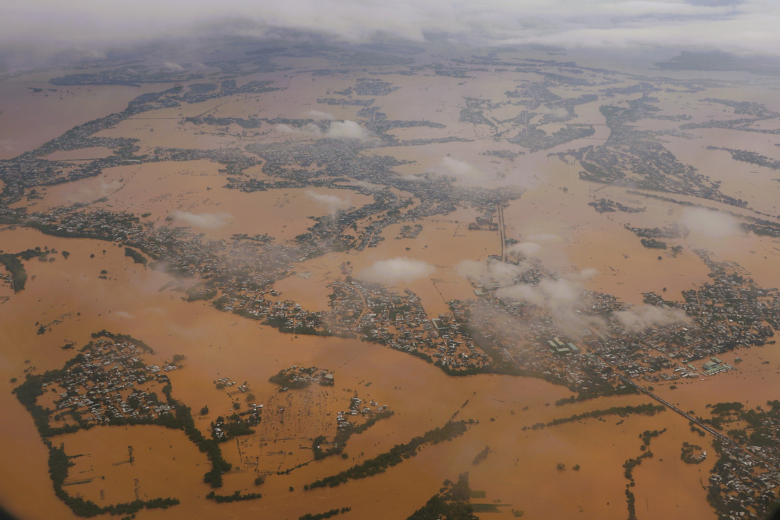 Lũ lụt lịch sử ở Hội An được ghi lại từ máy bay quân sự - Ảnh 5.