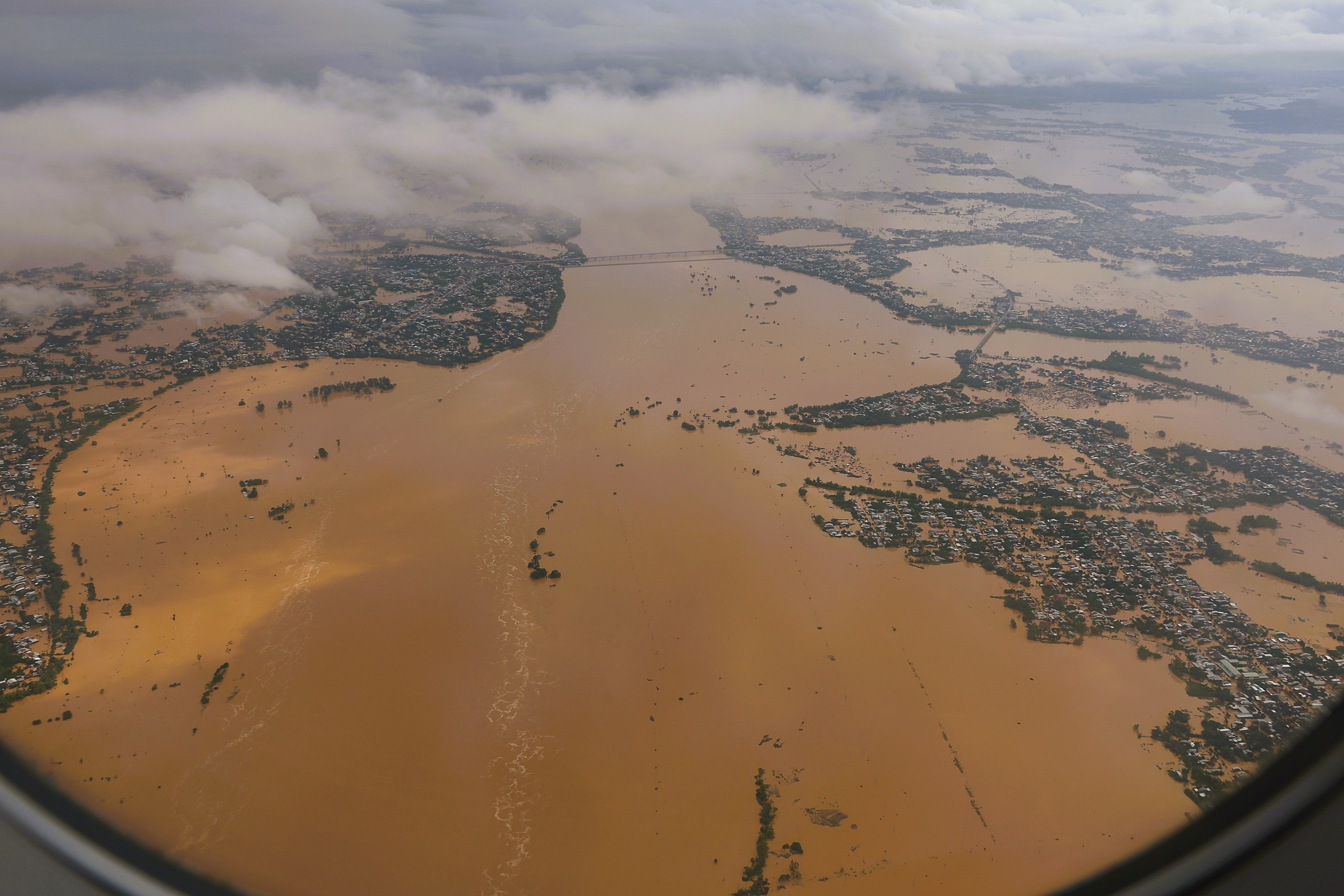 Lũ lụt lịch sử ở Hội An được ghi lại từ máy bay quân sự - Ảnh 6.