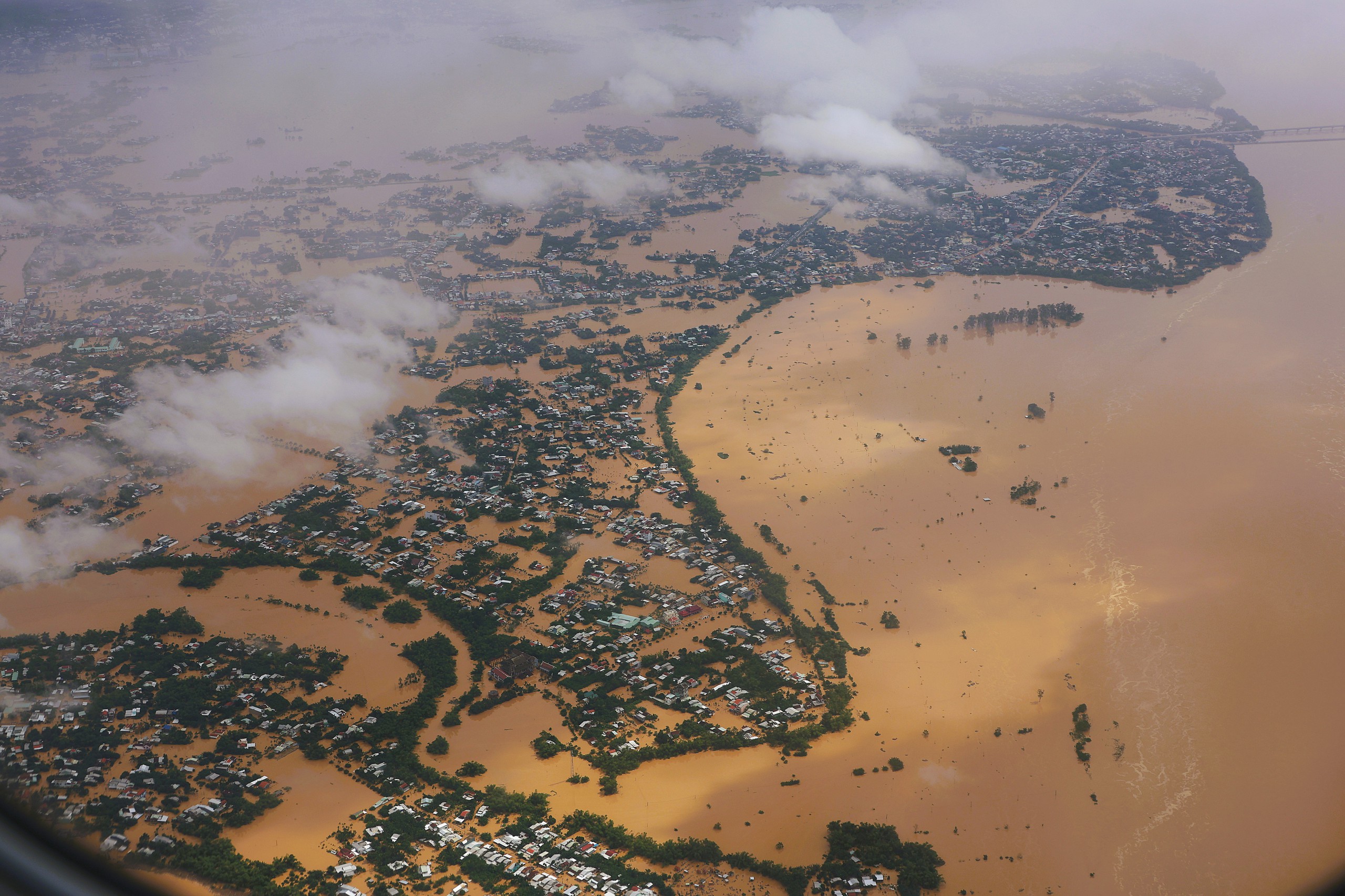 Lũ lụt lịch sử ở Hội An được ghi lại từ máy bay quân sự - Ảnh 7.